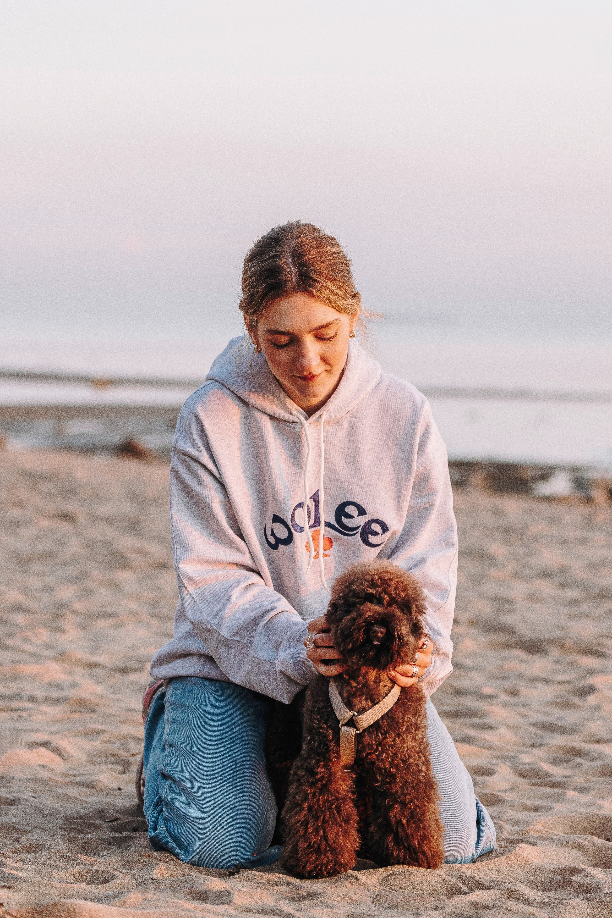 Фотосессия девушки с пуделем на пляже на закате. Фотограф анималист в Спб недорого Олеся Майорова