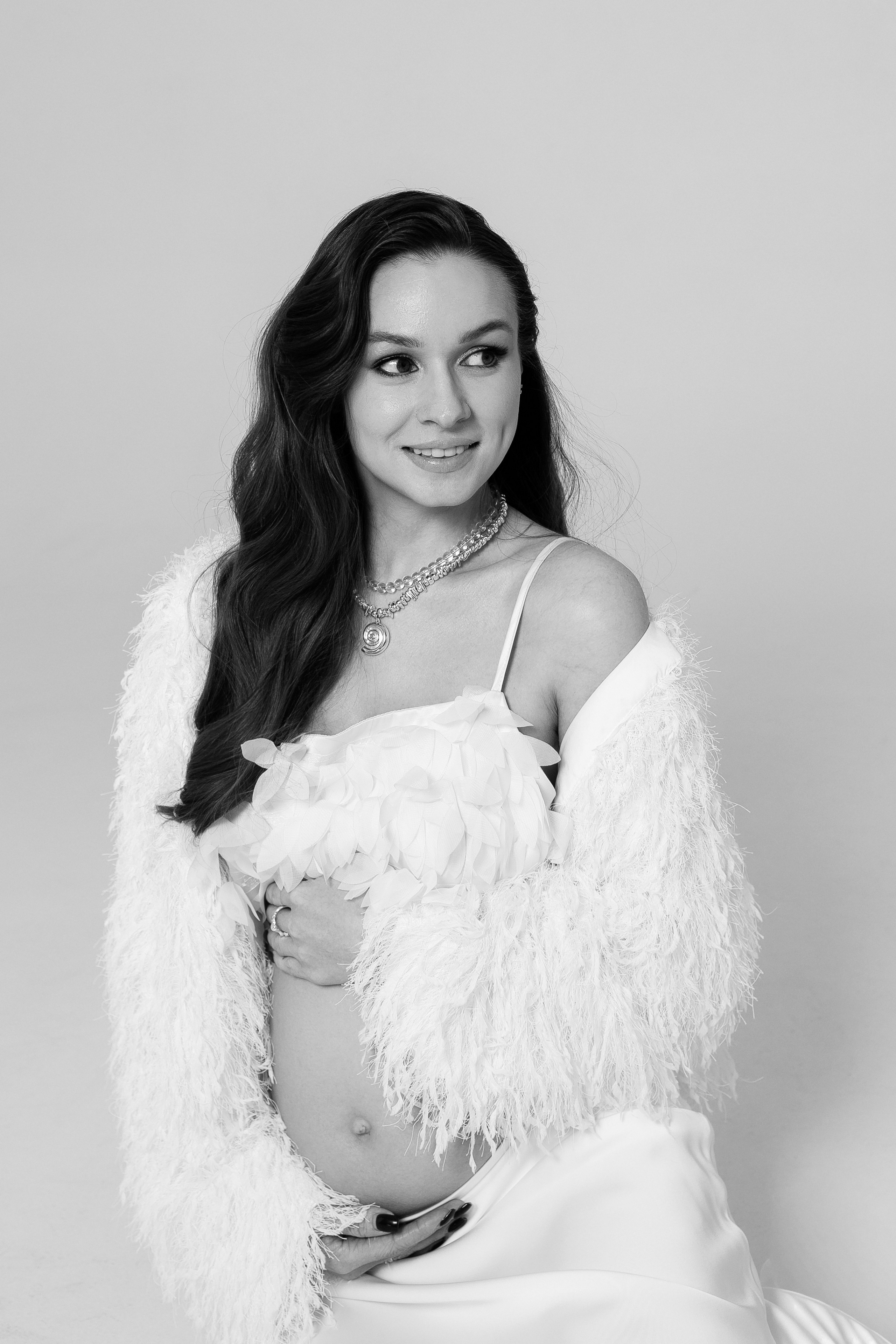 Вероника, классическая портретная фотосессия беременности в студии. Семейный фотограф в Москве Марина Петра