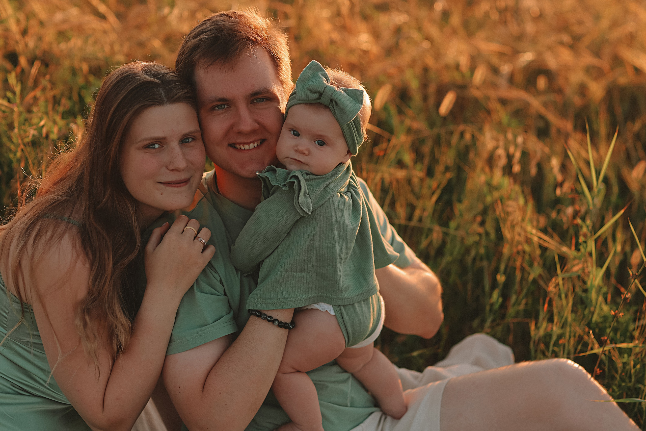 Закатное поле семейная. Семейный фотограф Тюмень, фотограф на роды Салмина Мария