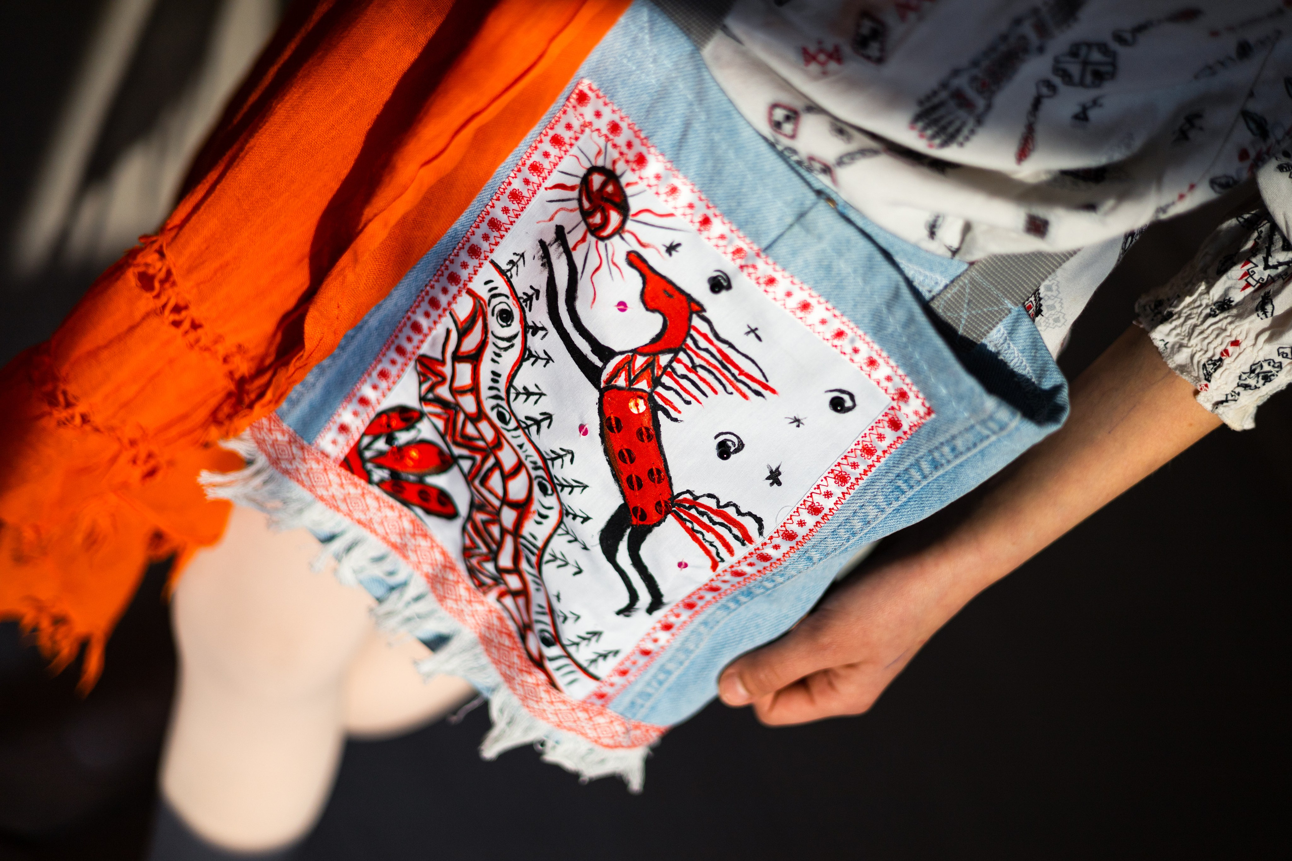 Сумки из денима с мезенской росписью своим руками в мастерской шитья и дизайна. Школа для девочек во Владивостоке — Само Совершенство