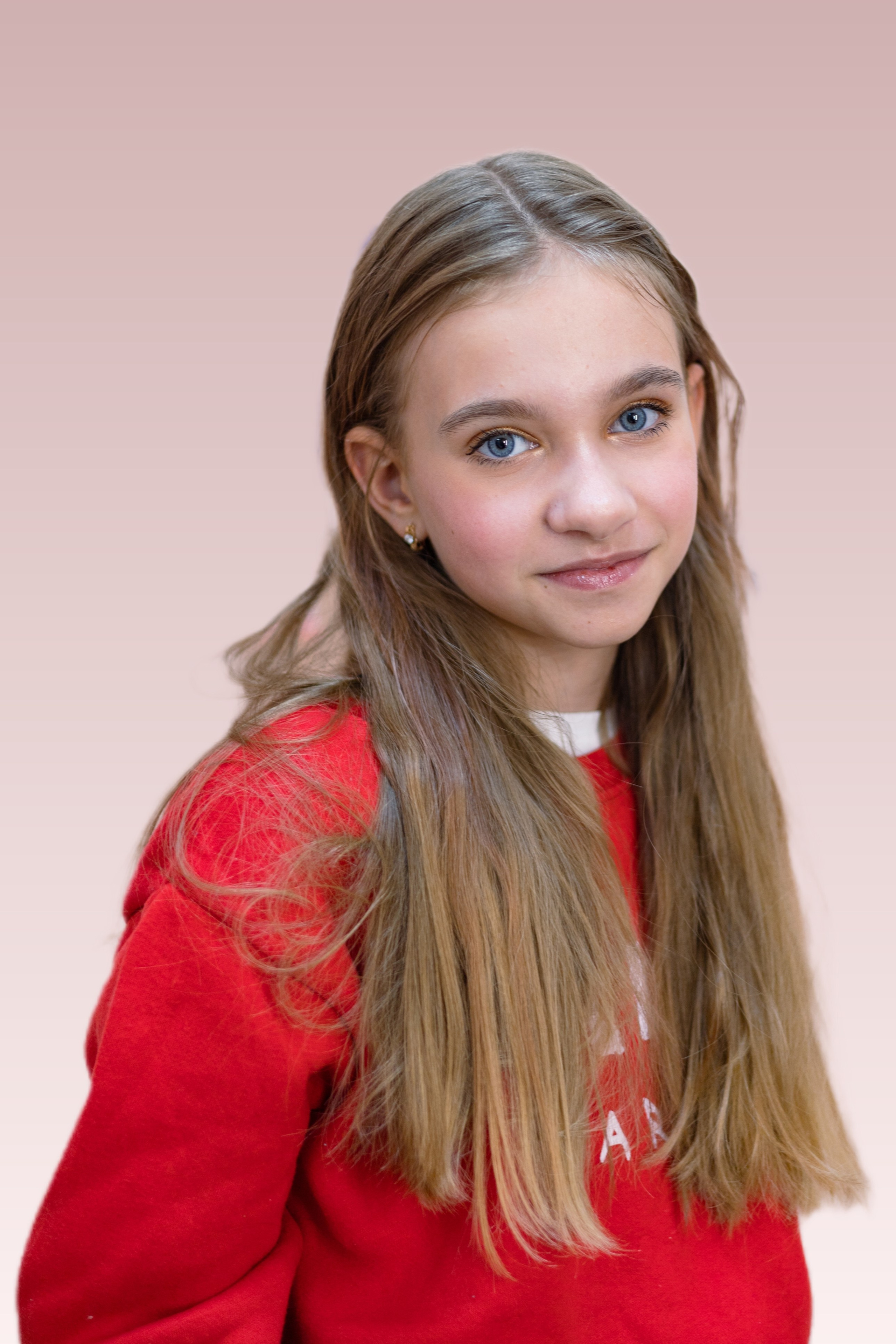 Девушка-подросток 12 лет подчеркнула макияж глаз актуальными металлизированными тенями золотистого цвета