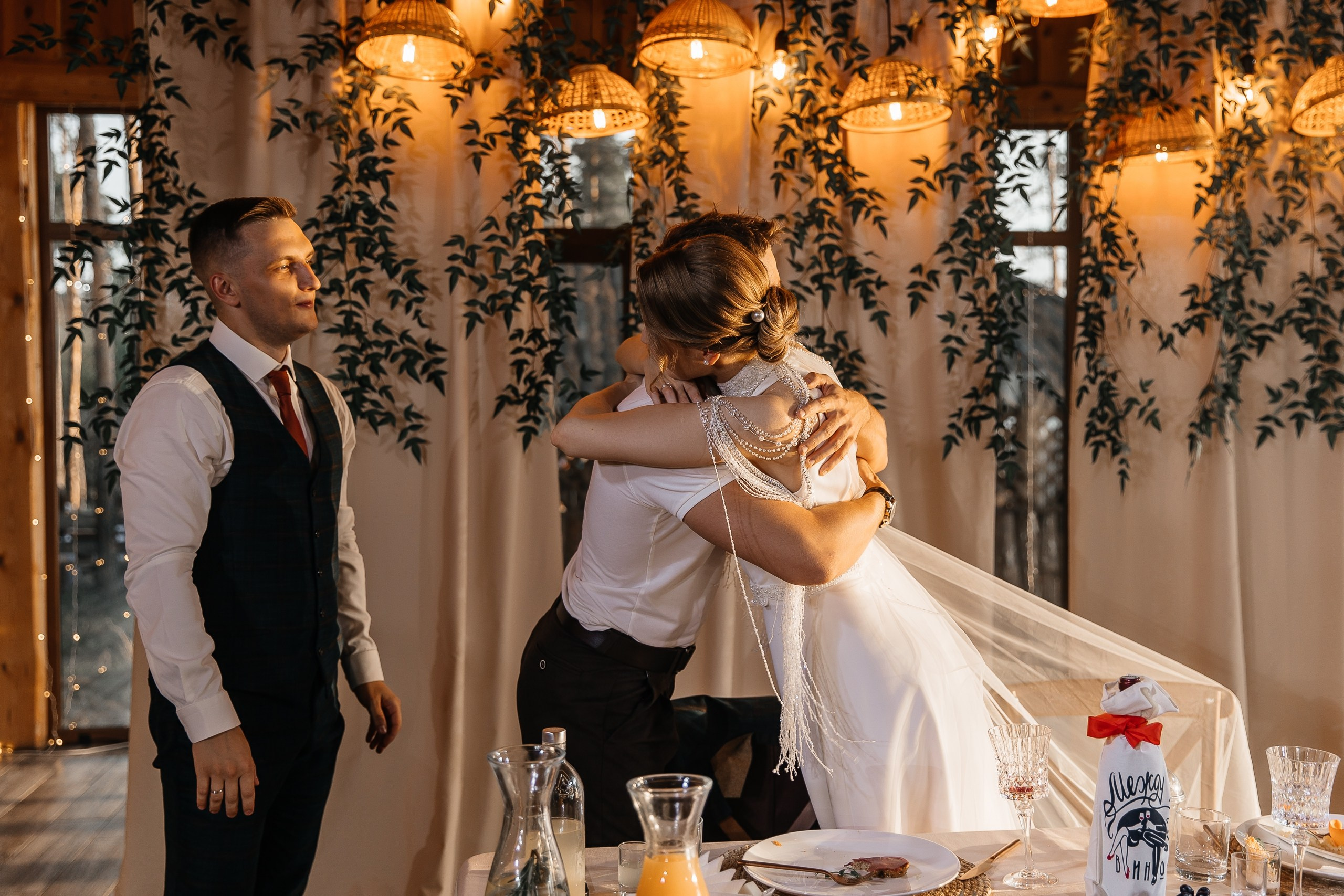 Здравствуйте! Я&nbsp;свадебный фотограф из&nbsp;Ульяновска, работаю в&nbsp;том числе по&nbsp;всей России и&nbsp;с&nbsp;выездом за&nbsp;границу. Снимаю свадьбы, lovestory, корпоративы, светский репортаж. Провожу обучение по&nbsp;фотографии, мастер-классы и&nbsp;воркшопы для других фотографов.