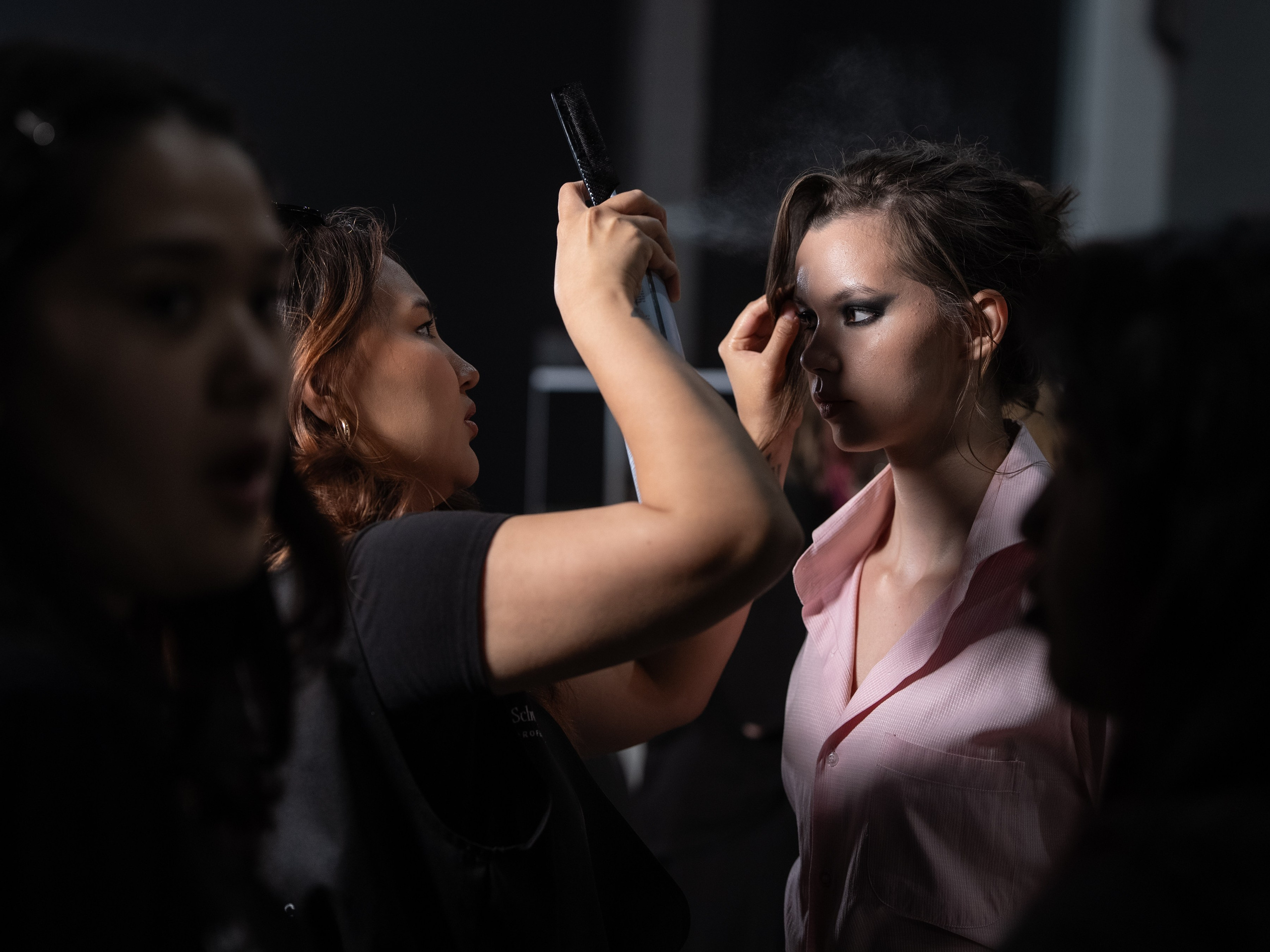 Visa Fashion Week Pre-Fall 2026 April BackStage Day 1. Сайт Алматинского НЮ АРТ, будуар и фэшн фотографа Дениса Карпенко