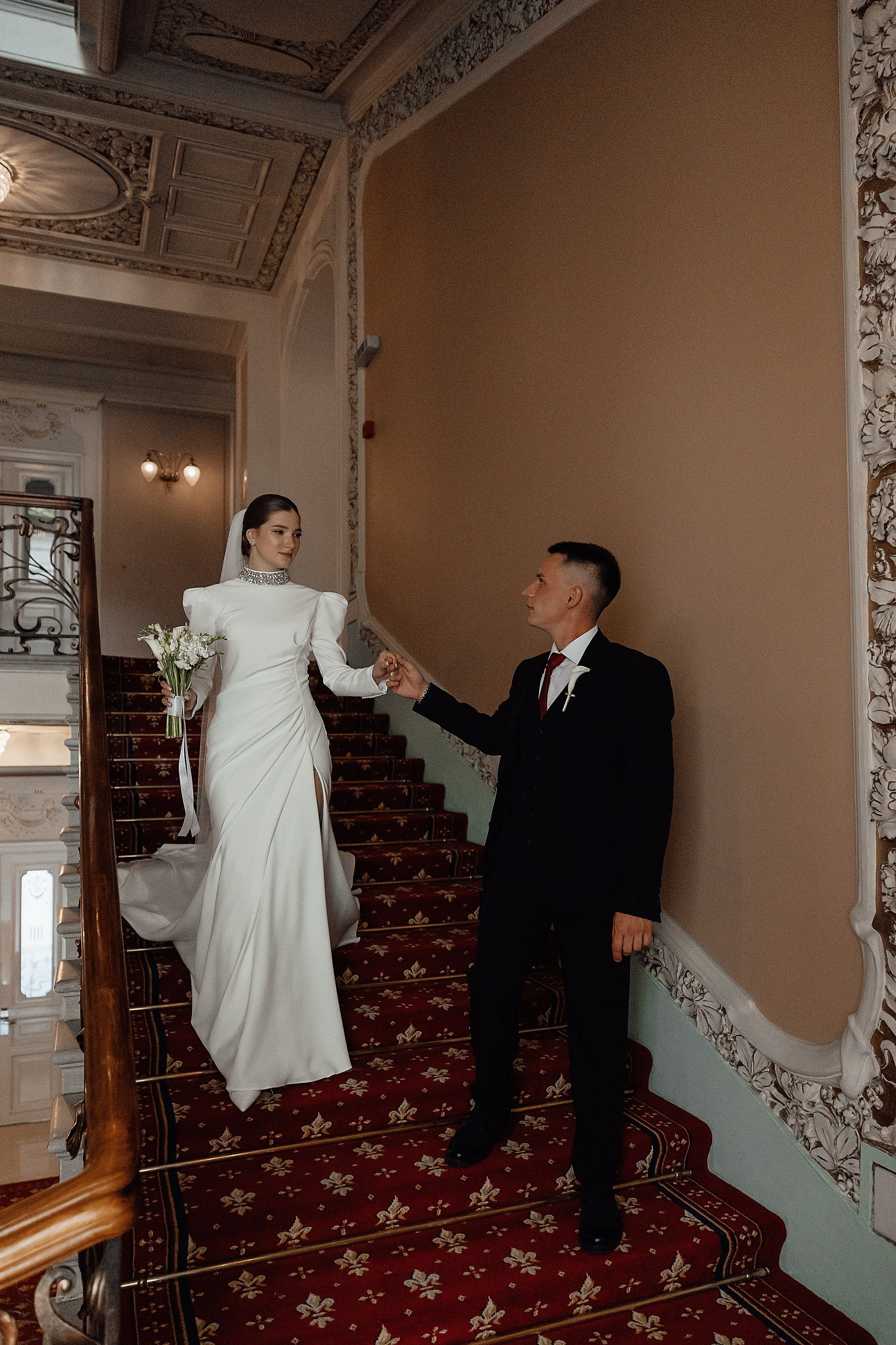 свадебная фотосессия на лестнице в отеле националь