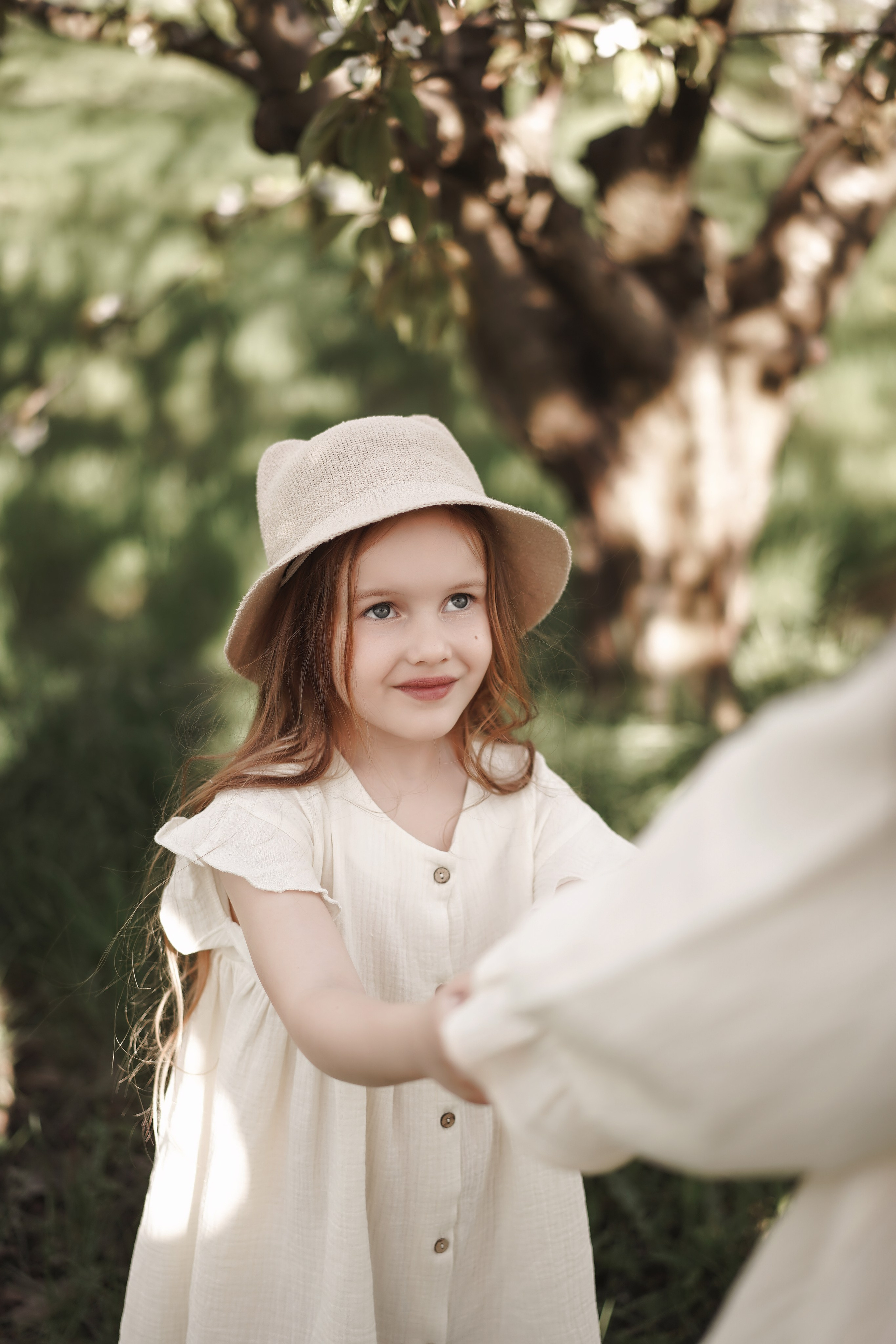 Семейная фотосессия на цветущих садах. Свадебный фотограф в Ростове-на-Дону. Таинство Крещения и Венчания, семейные фотосессии. Алёна Чёботова