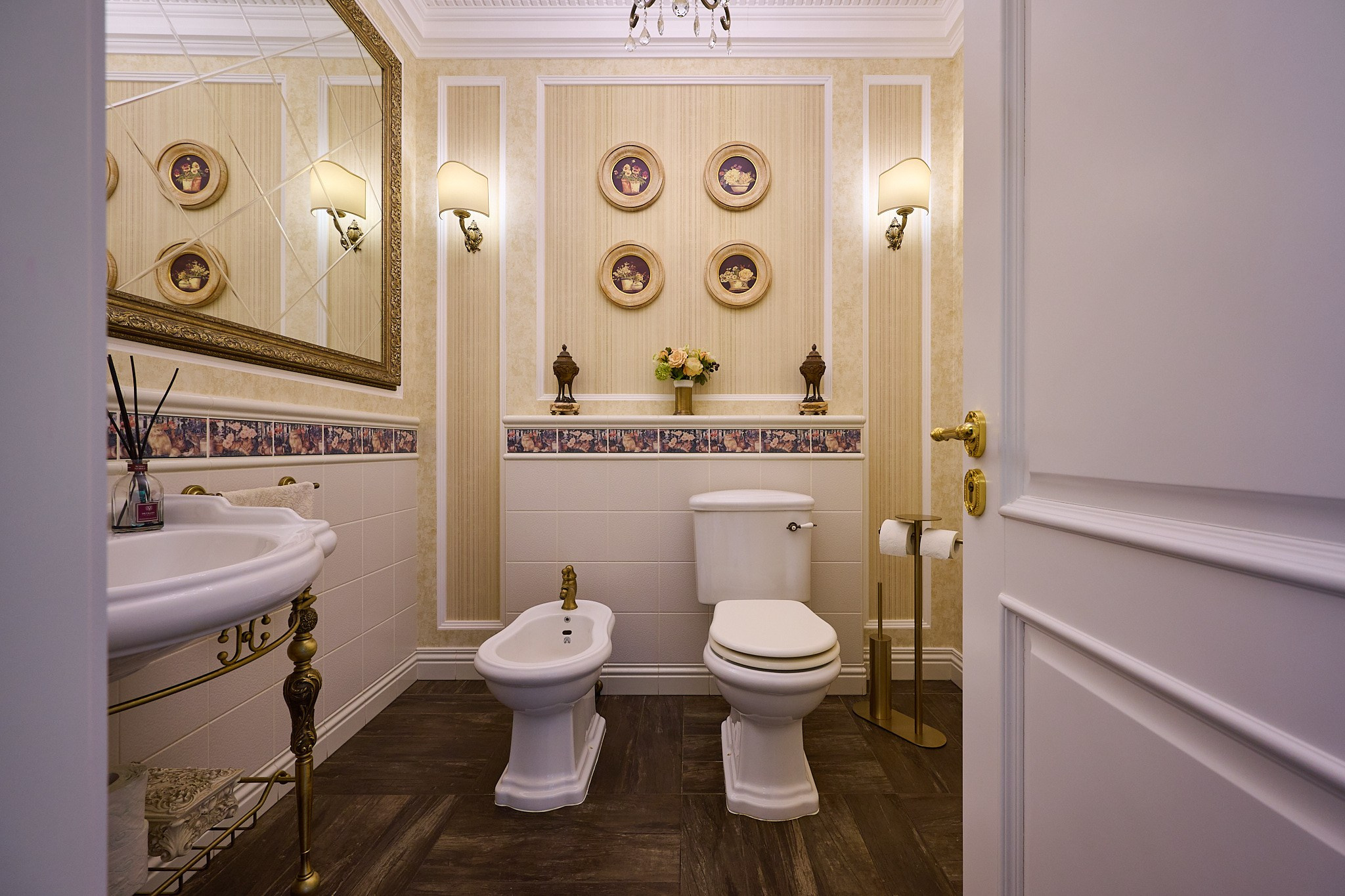 туалет ванна бежевые оттенки белые шкафы