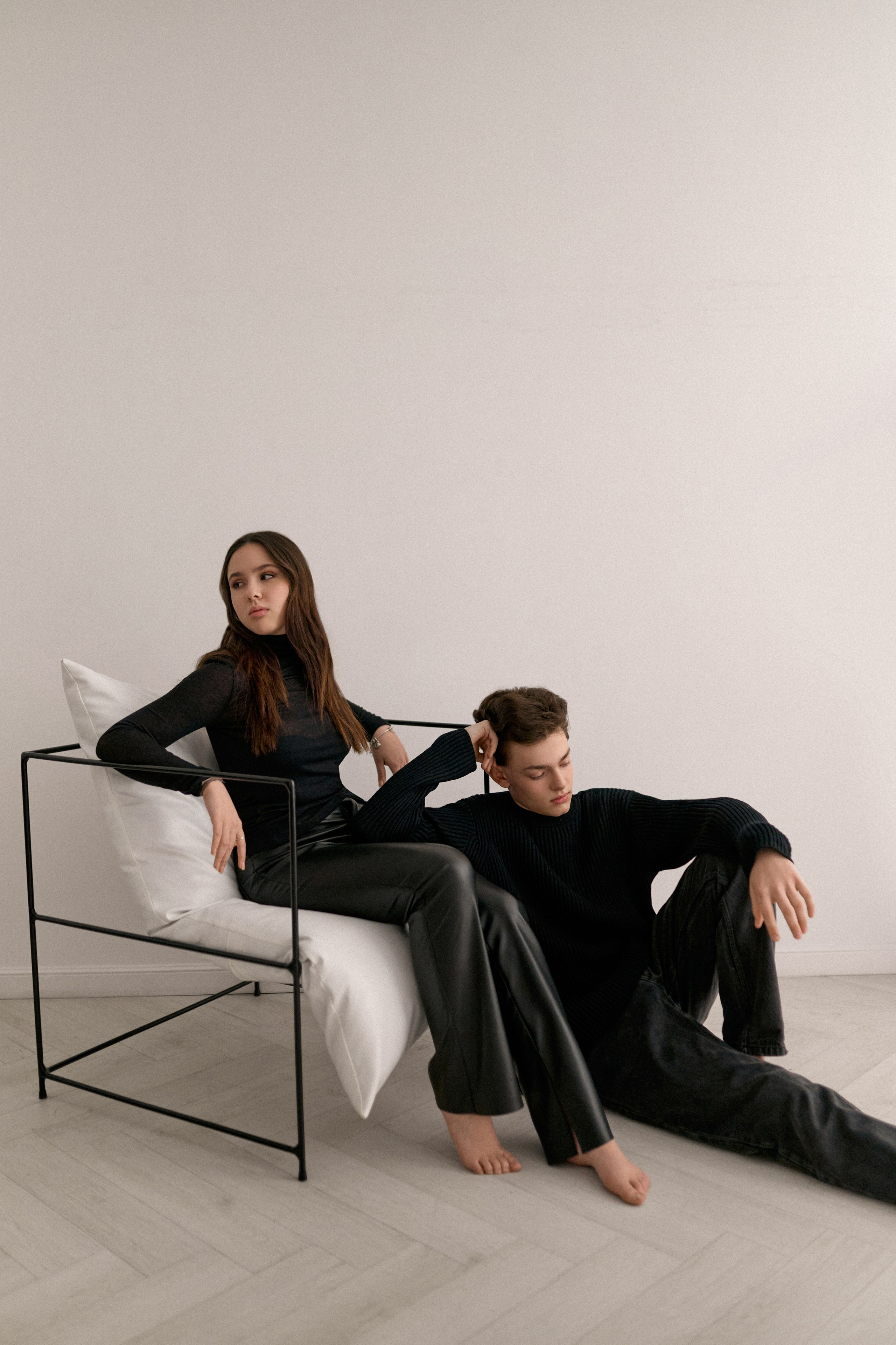 Лавстори в минималистично фотостудии. Сестры Карабаза. Фотографы и ретушеры в Москве и Санкт-Петербурге