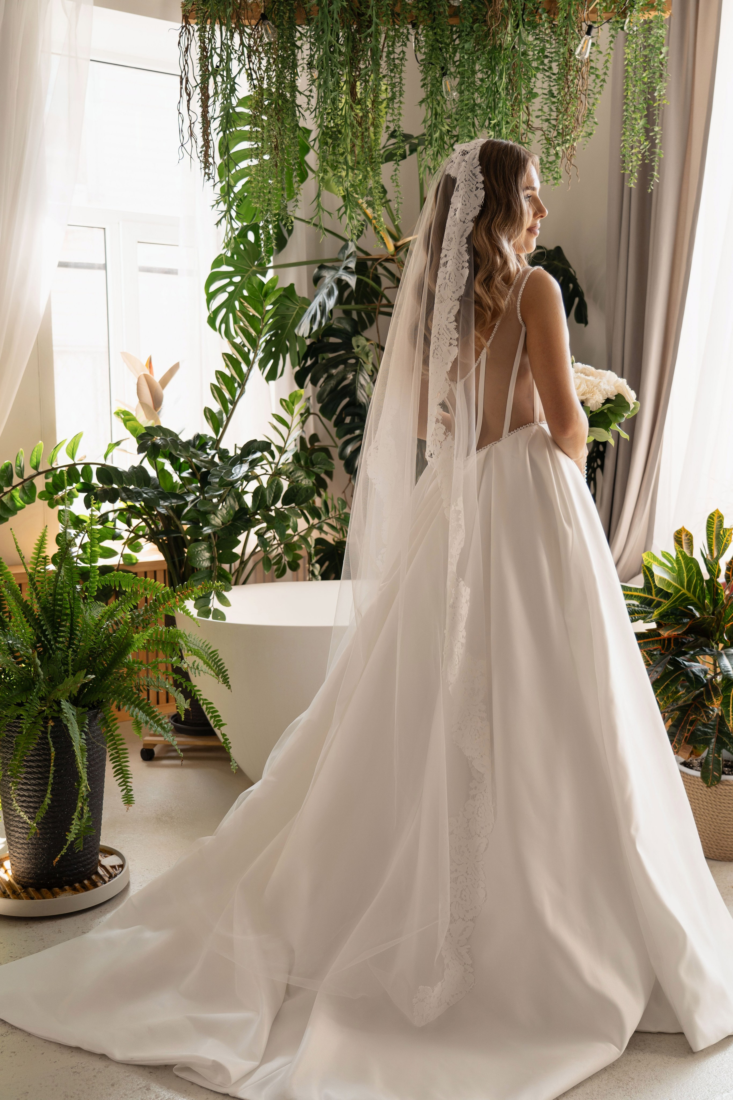 Свадебная фотосессия в интерьере, студия. Главная