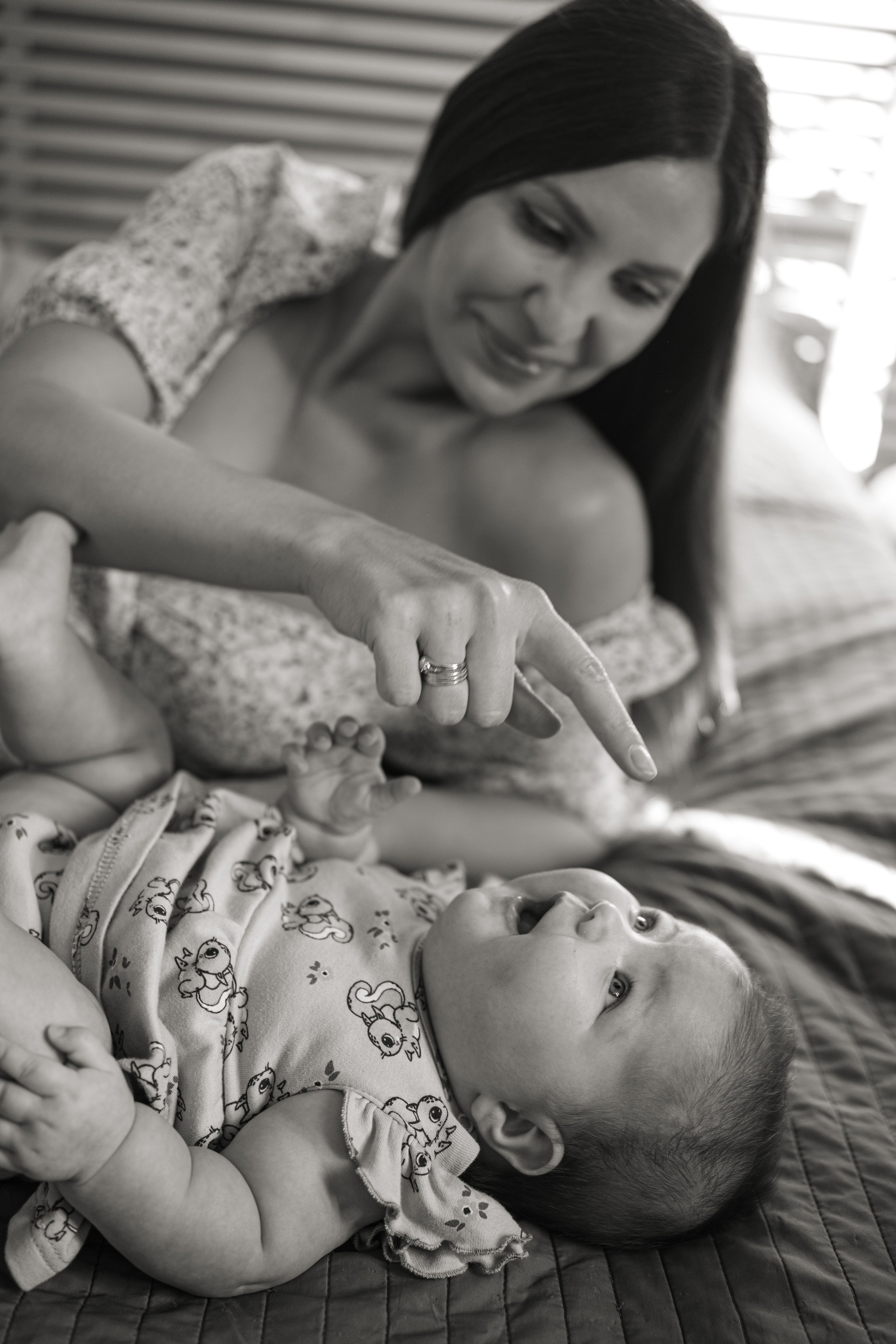 Алиса дома с мамой, братом и котом. Семейный детский ньюборн фотограф в Москве Марта Петрова