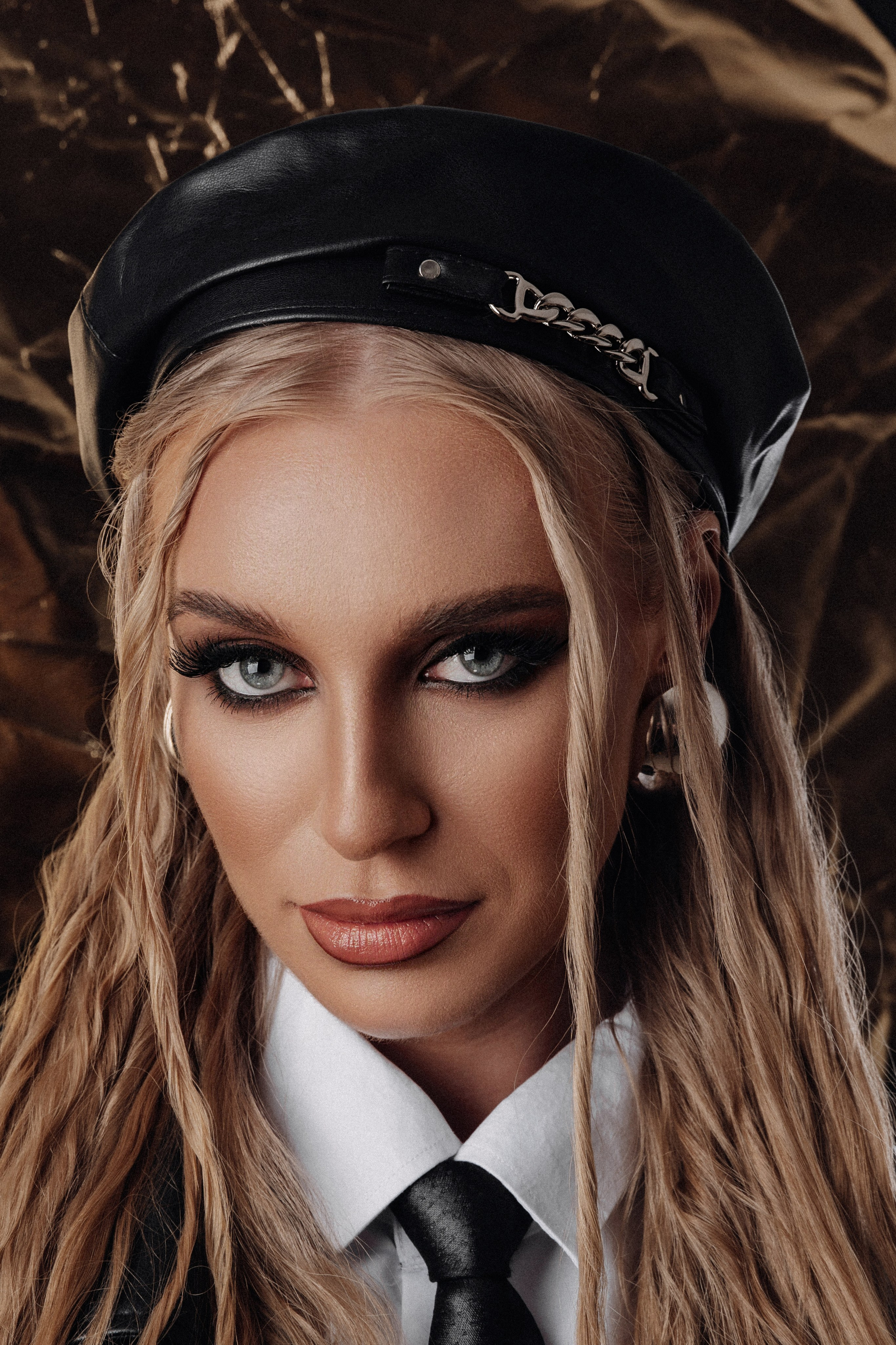 загадочный женский портрет