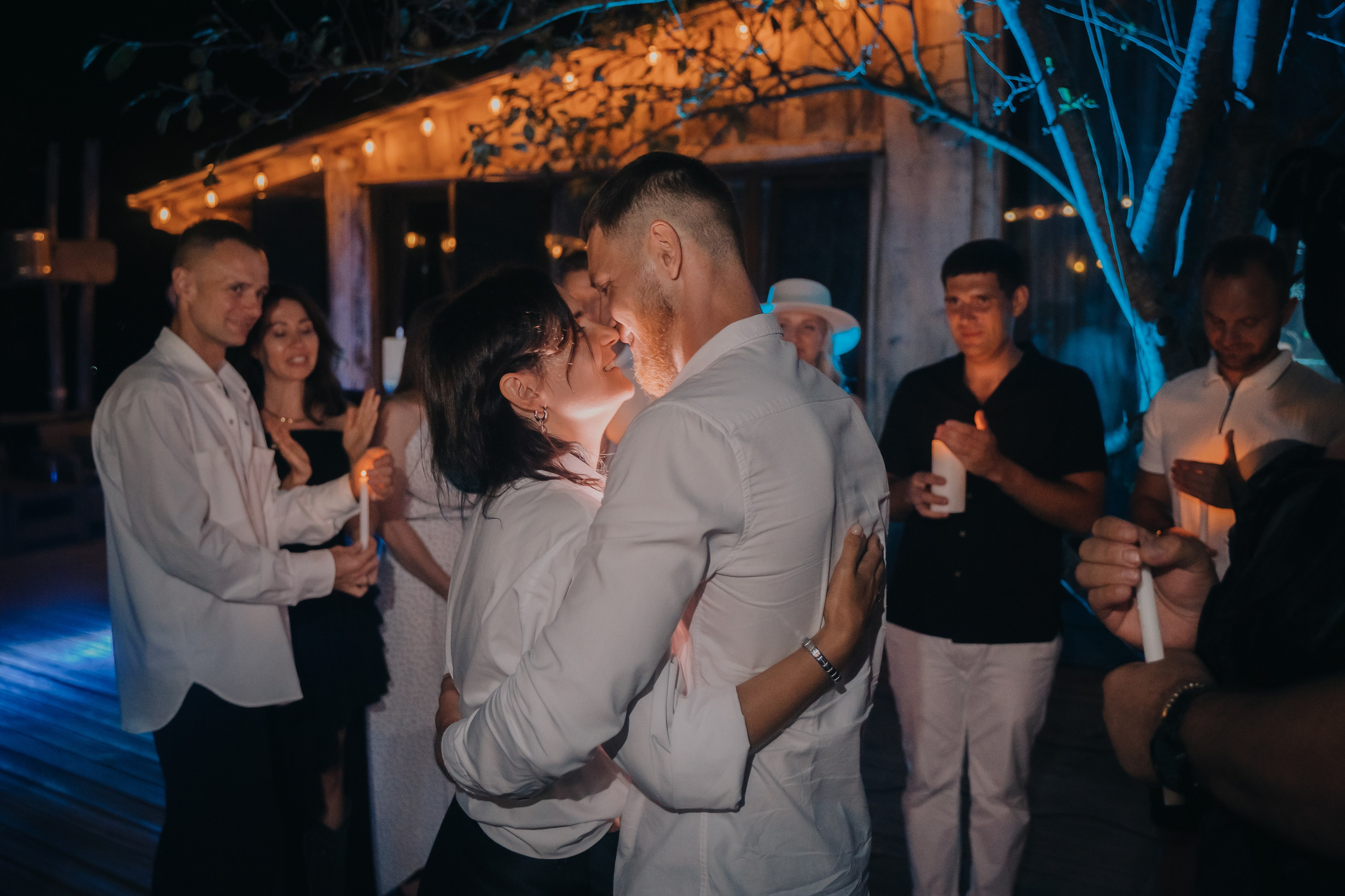 Снимок пары целующих после предложение 