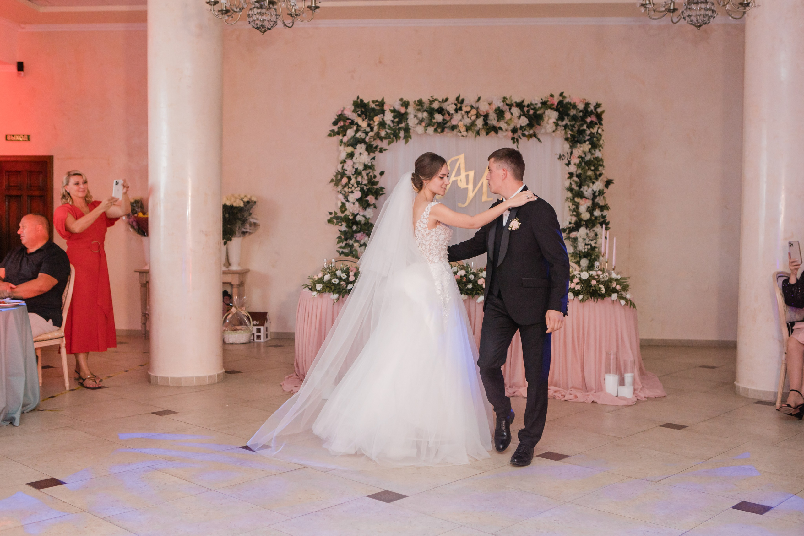 Свадебная фотосъемка Михаила и Ольги. День нашей свадьбы. Видеосъемка и фотосъемка свадеб. Фотограф и оператор на свадьбу. Видеосъемка подкастов, собственная видео-фотостудии. Предметная фотосъемка