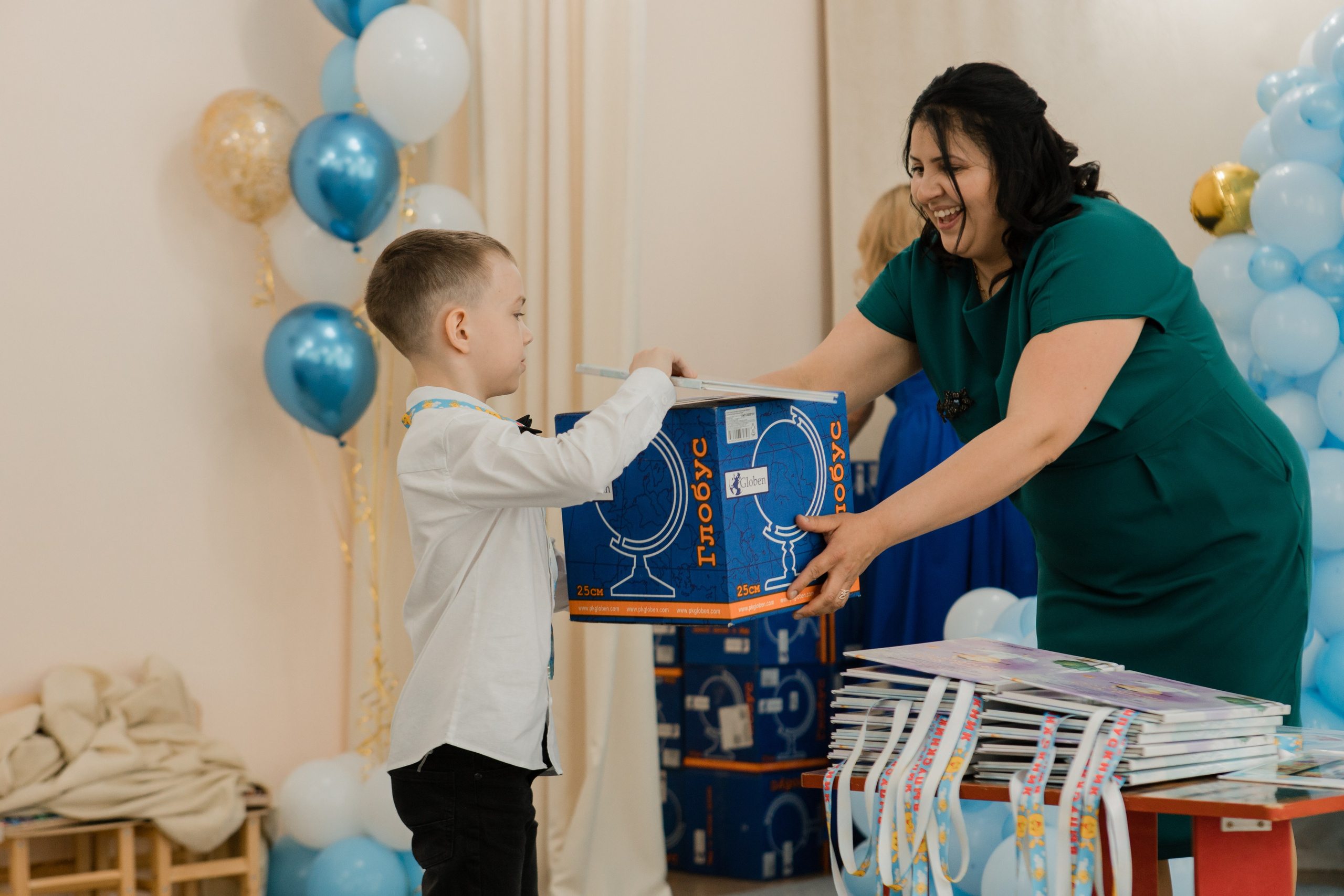 Фотосъемка выпускного в детском саду. Видеосъемка и фотосъемка свадеб. Фотограф и оператор на свадьбу. Видеосъемка подкастов, собственная видео-фотостудии. Предметная фотосъемка