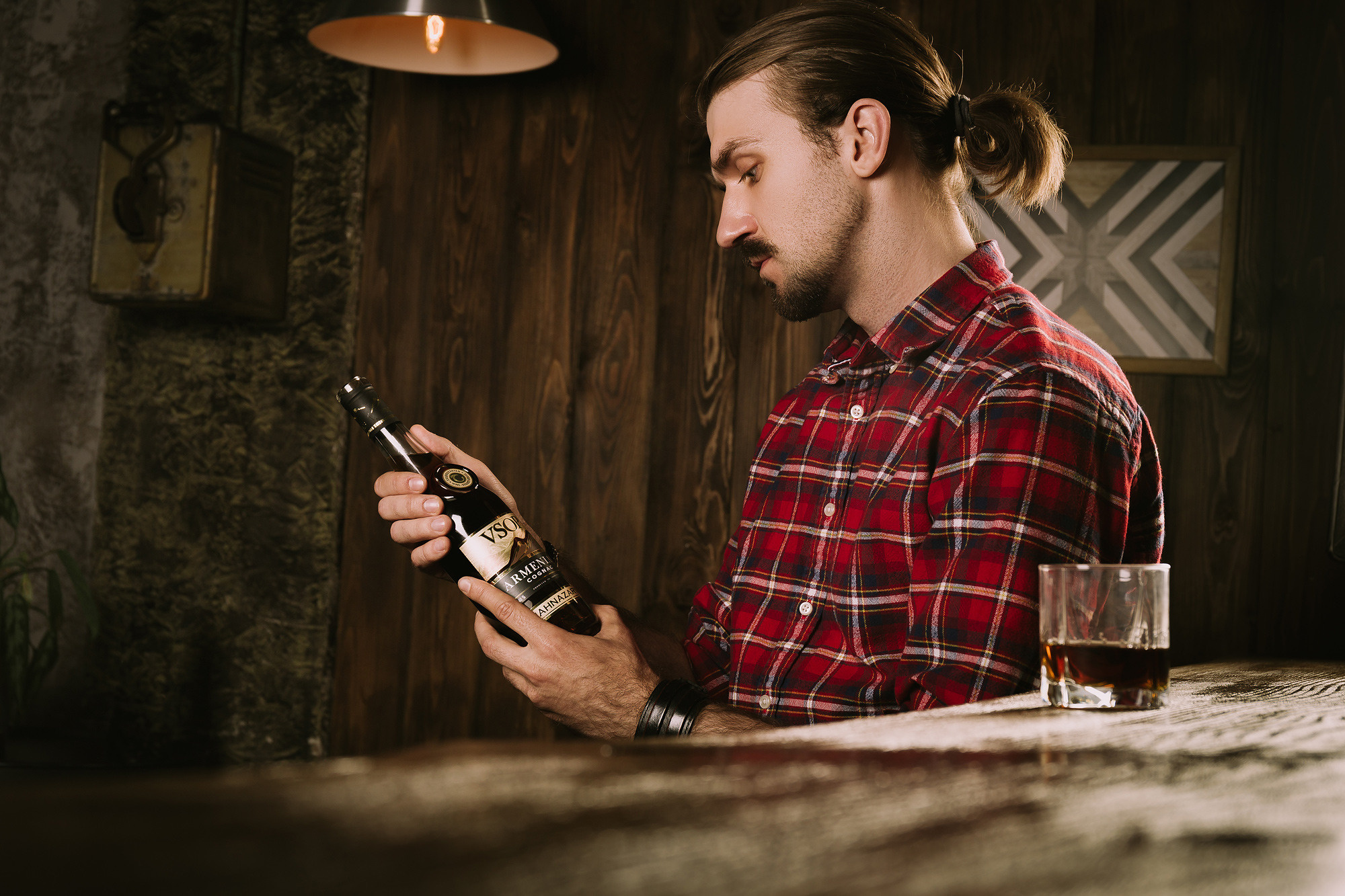 Шахназарян: имиджевая съемка в баре. Рекламный и предметный фотограф Марченков Антон