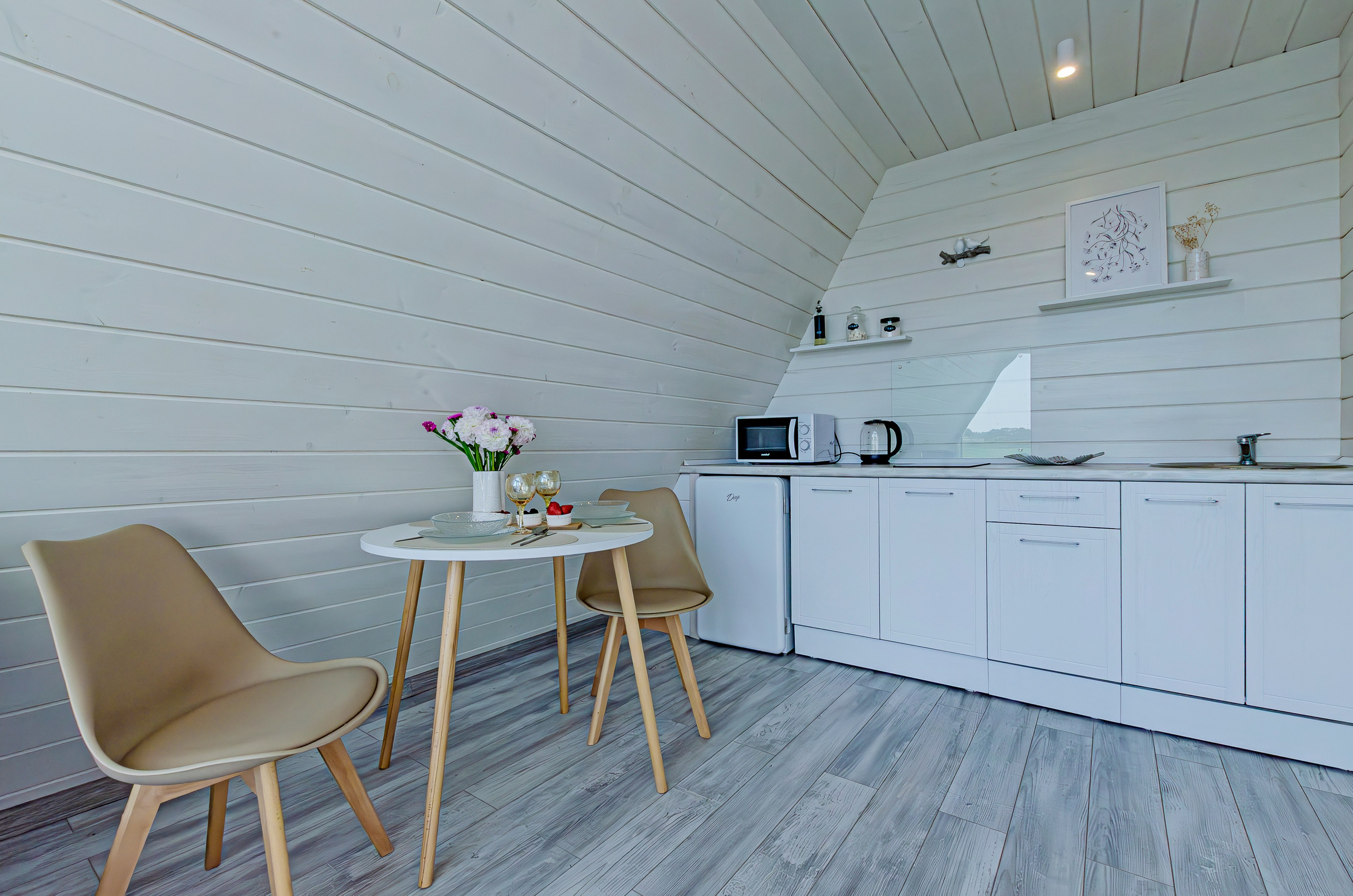 Лейк глемпинг белый. Nataliphotokzn.ru Фотограф. Казань. Интерьерная съёмка