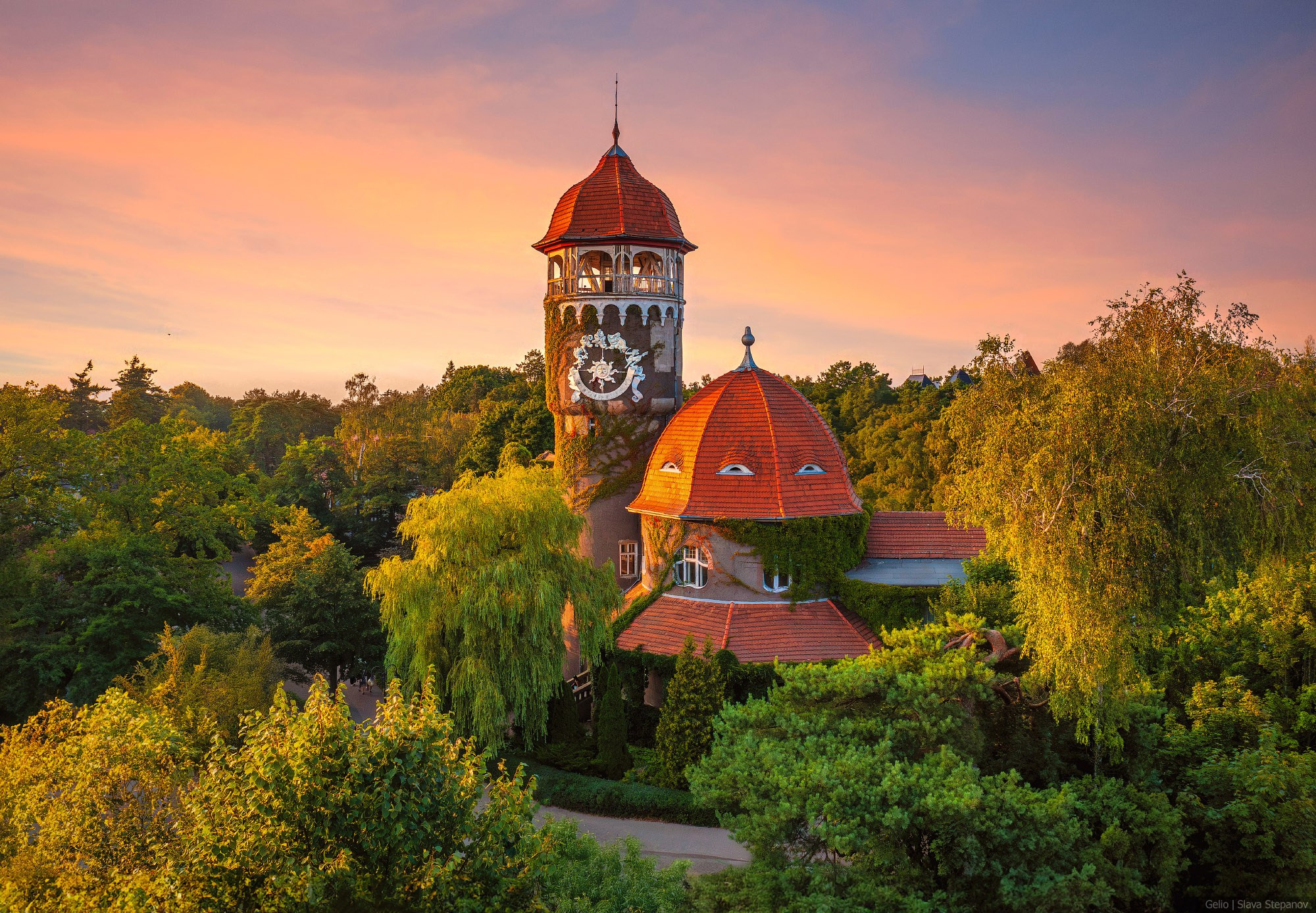 Светлогорск башня раушена на закате в деревьях