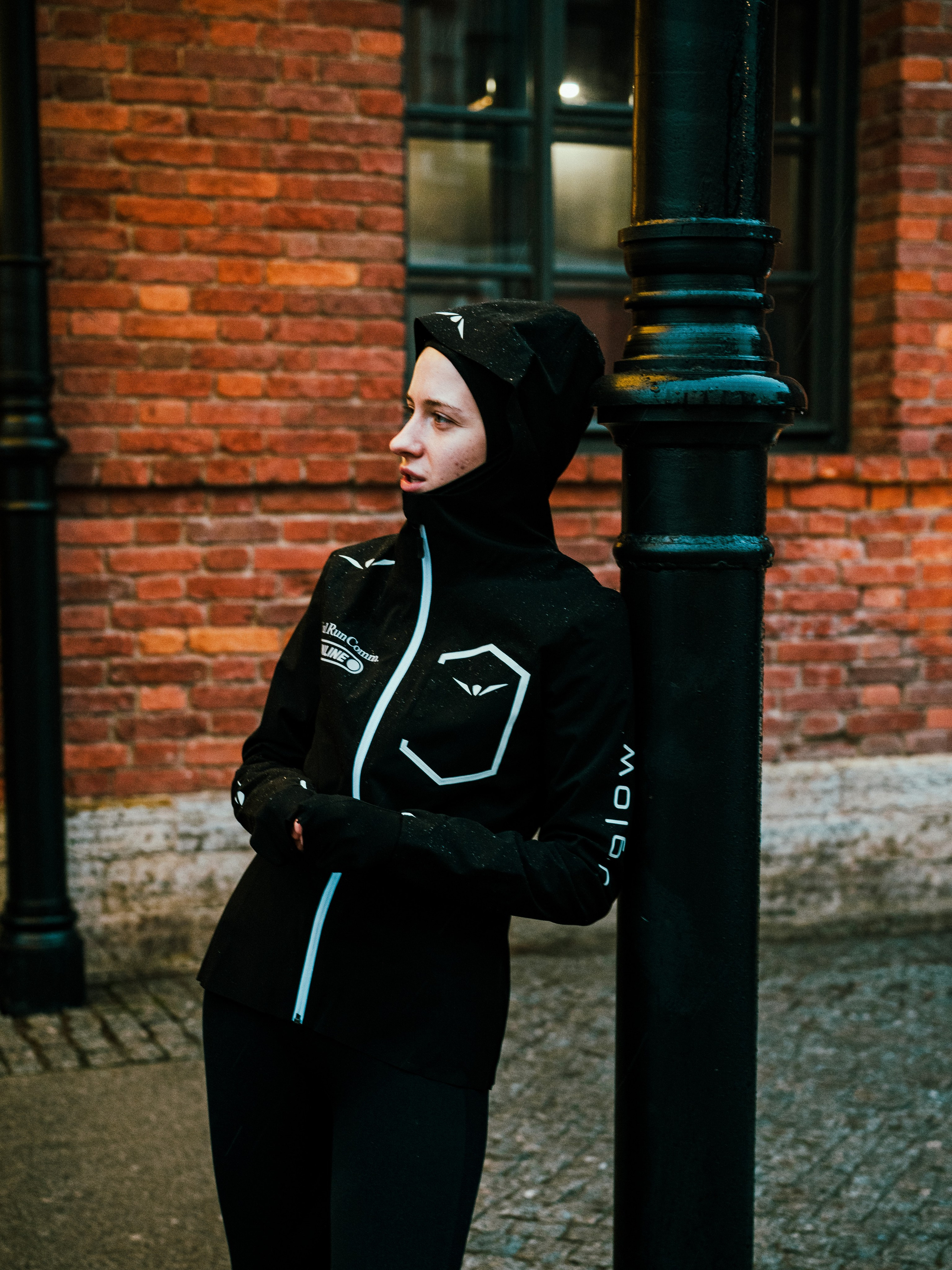 Social Run Community x Anta. Зимняя городская новогодняя фотосессия спортивной одежды от бегового клуба social run community. Портретный и репортажный фотограф в Санкт-Петербурге Смоляков Максим