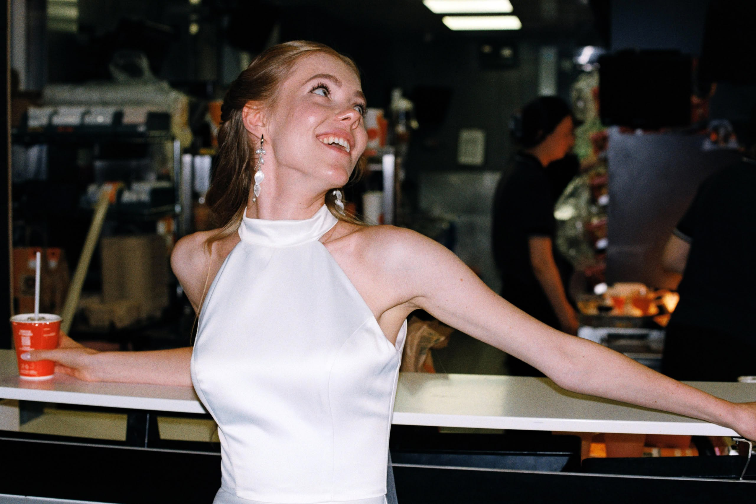 Портрет невесты у стойки «Вкусно — и точка», плёночная фотография