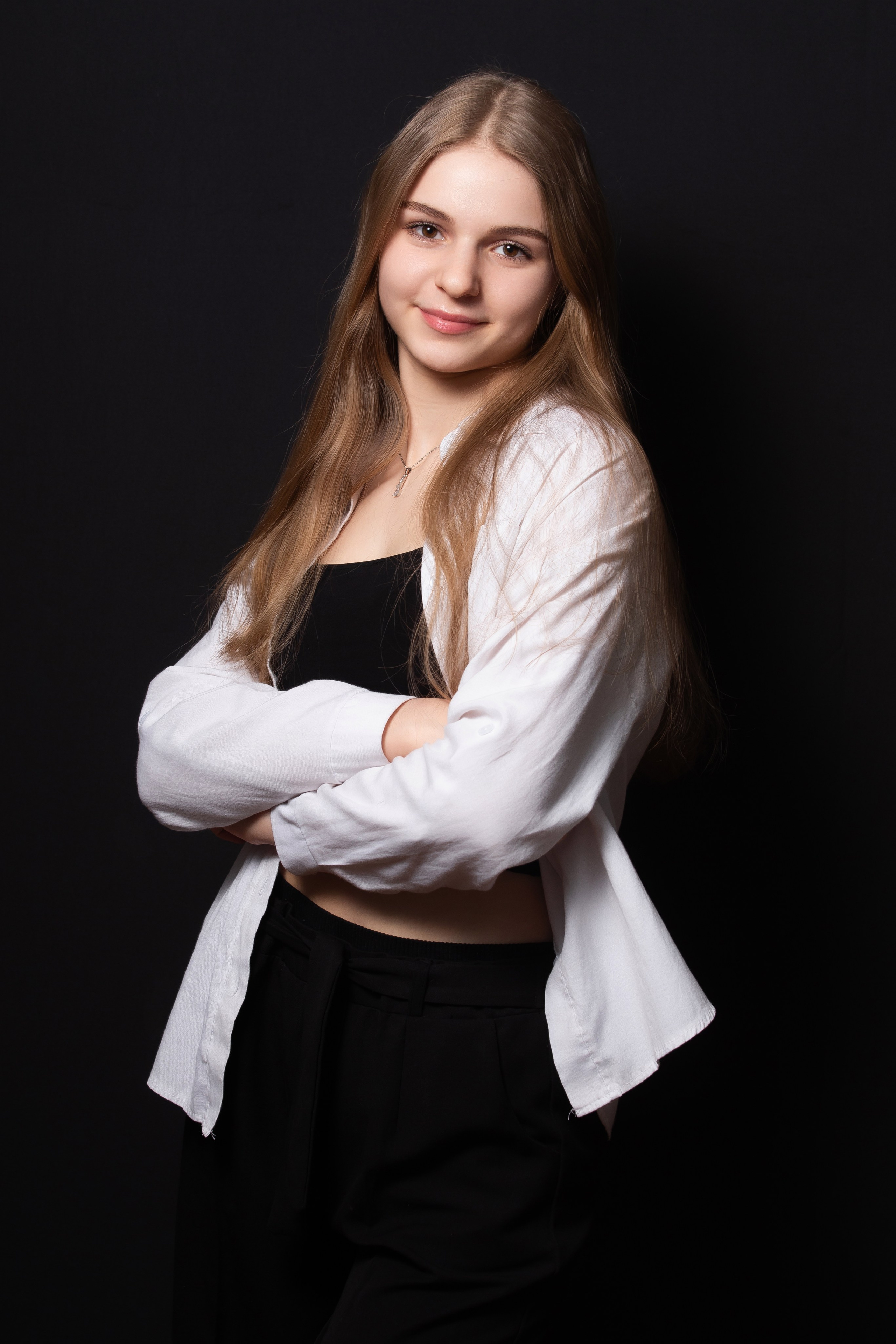 Портретная фотосессия для учеников 9 класса на чёрном фоне | Школьный фотограф Николай Богатырёв | Твой альбом / Твои правила. ТВОЙ АЛЬБОМ / ТВОИ ПРАВИЛА