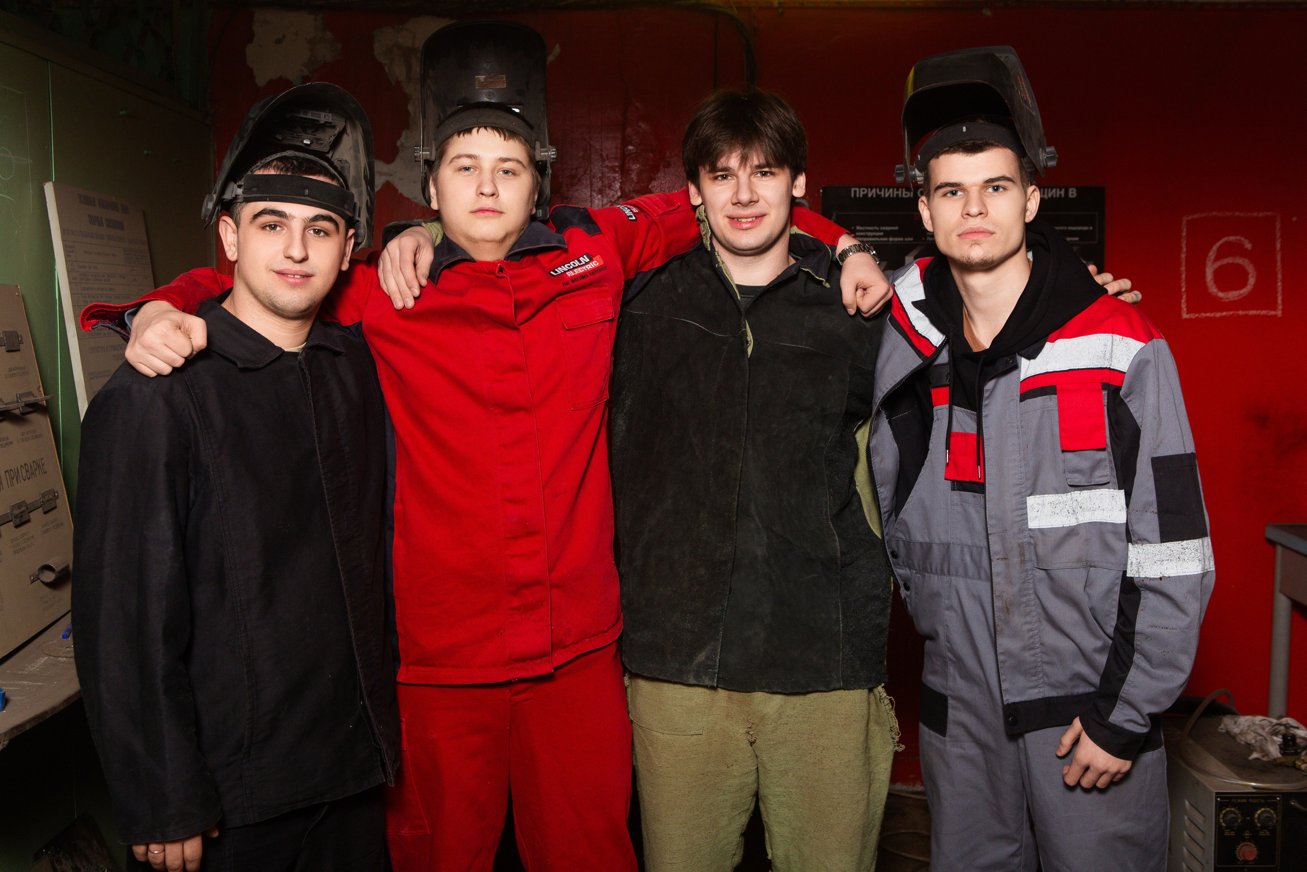 Фотосессия в Цеху для Выпускников Сварочного Производства | Твой Альбом Мценск. ТВОЙ АЛЬБОМ / ТВОИ ПРАВИЛА