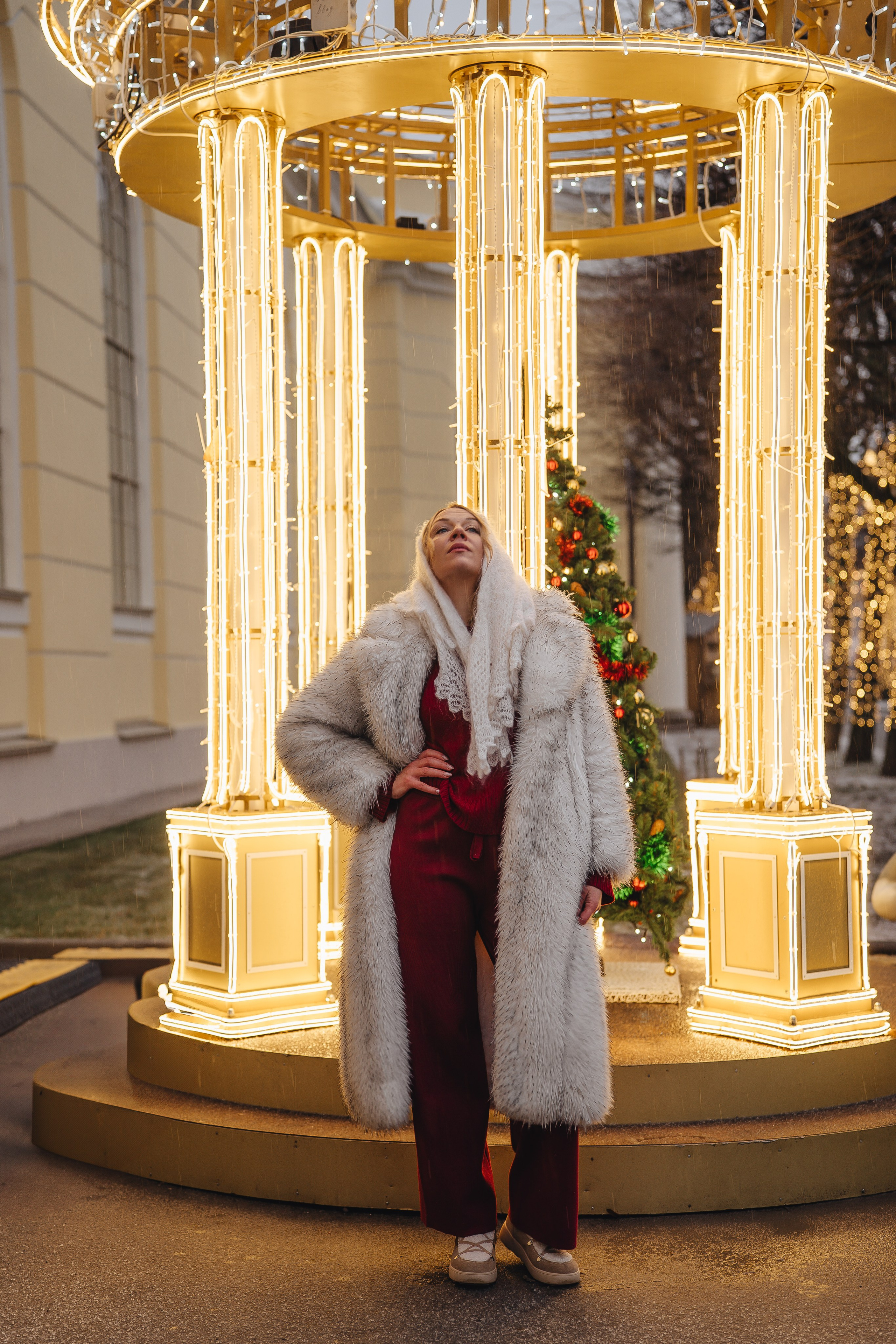 ПРОГУЛКА НА МАНЕЖНОЙ ПЛОЩАДИ ДЛЯ ДЕВУШКИ ПЕРЕД НОВЫМ ГОДОМ (НОВОГОДНЯЯ ФОТОСЕССИИЯ НА МАНЕЖНОЙ ПЛОЩАДИ). Профессиональный фотограф, Санкт-Петербург — Виктория Богомолова