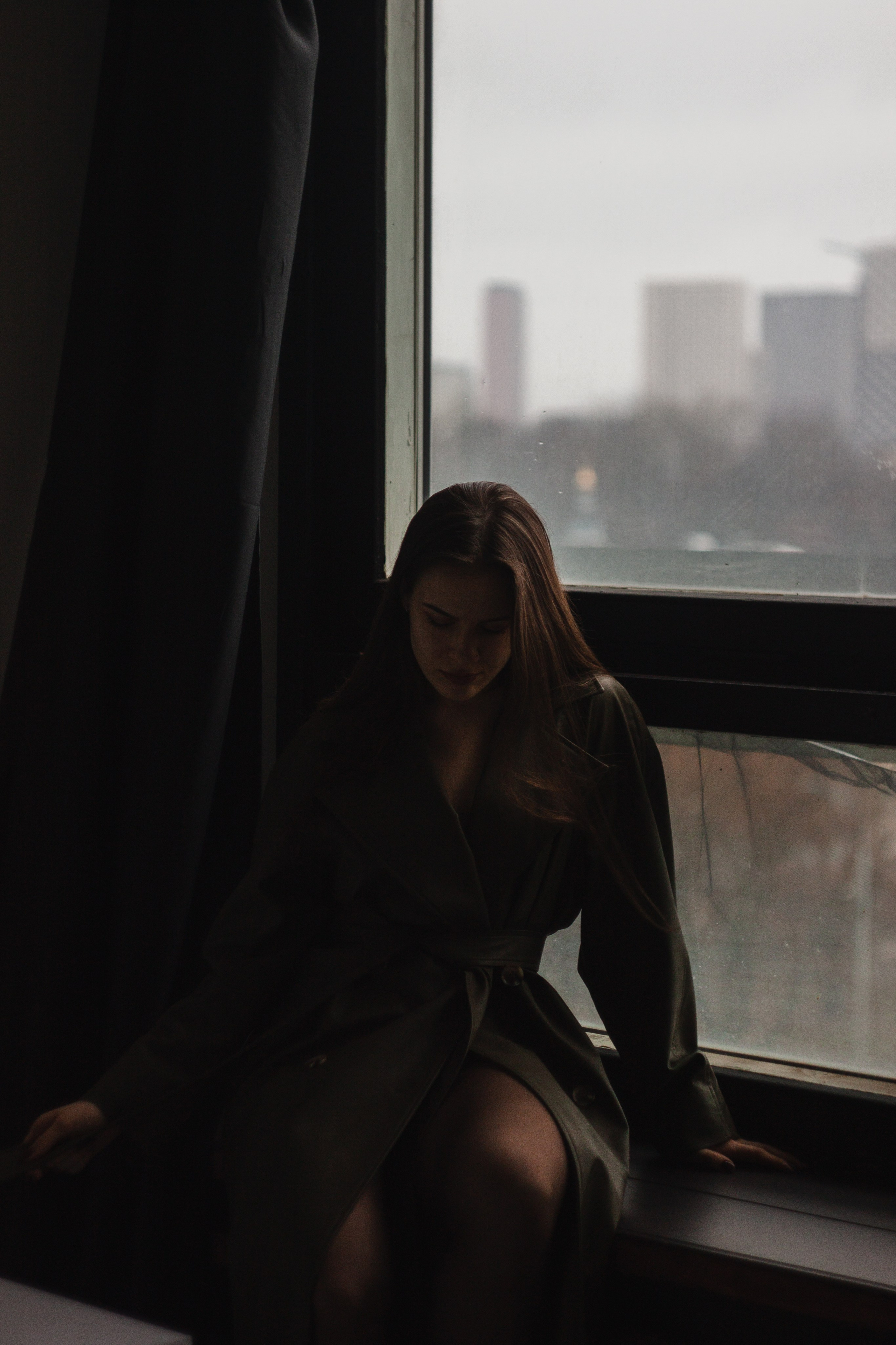 Стильная томная фотосессия в студии в зеленых цветах в тренче. Фотограф Наталья Воронина Москва