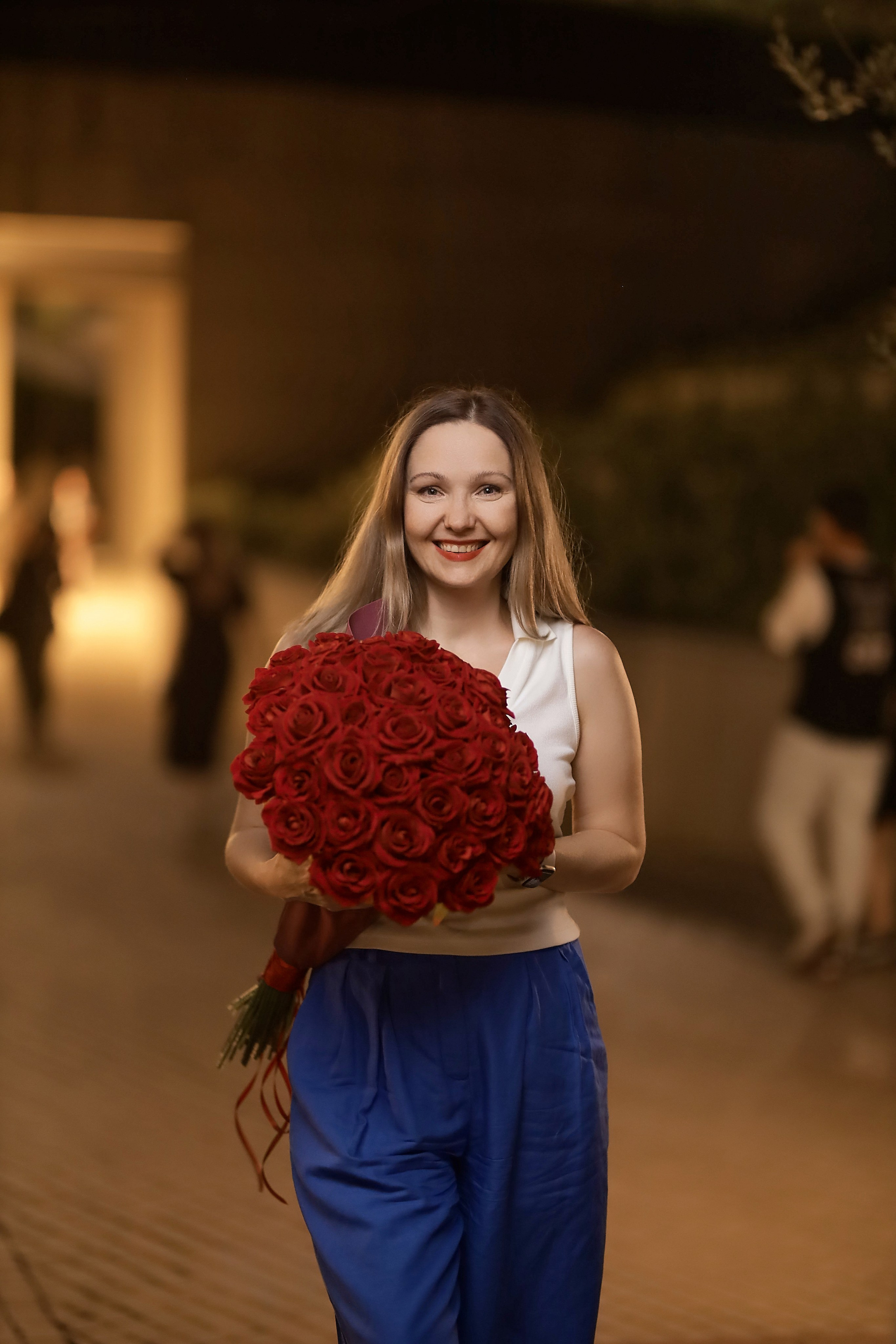Татьяна в вечернем парке с розами. Семейный и свадебный фотограф в Краснодаре Михеева Светлана