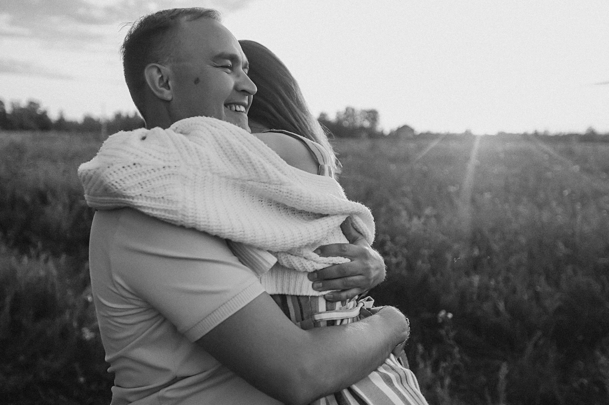 Поле love story на закате. Семейный фотограф Тюмень, фотограф на роды Салмина Мария