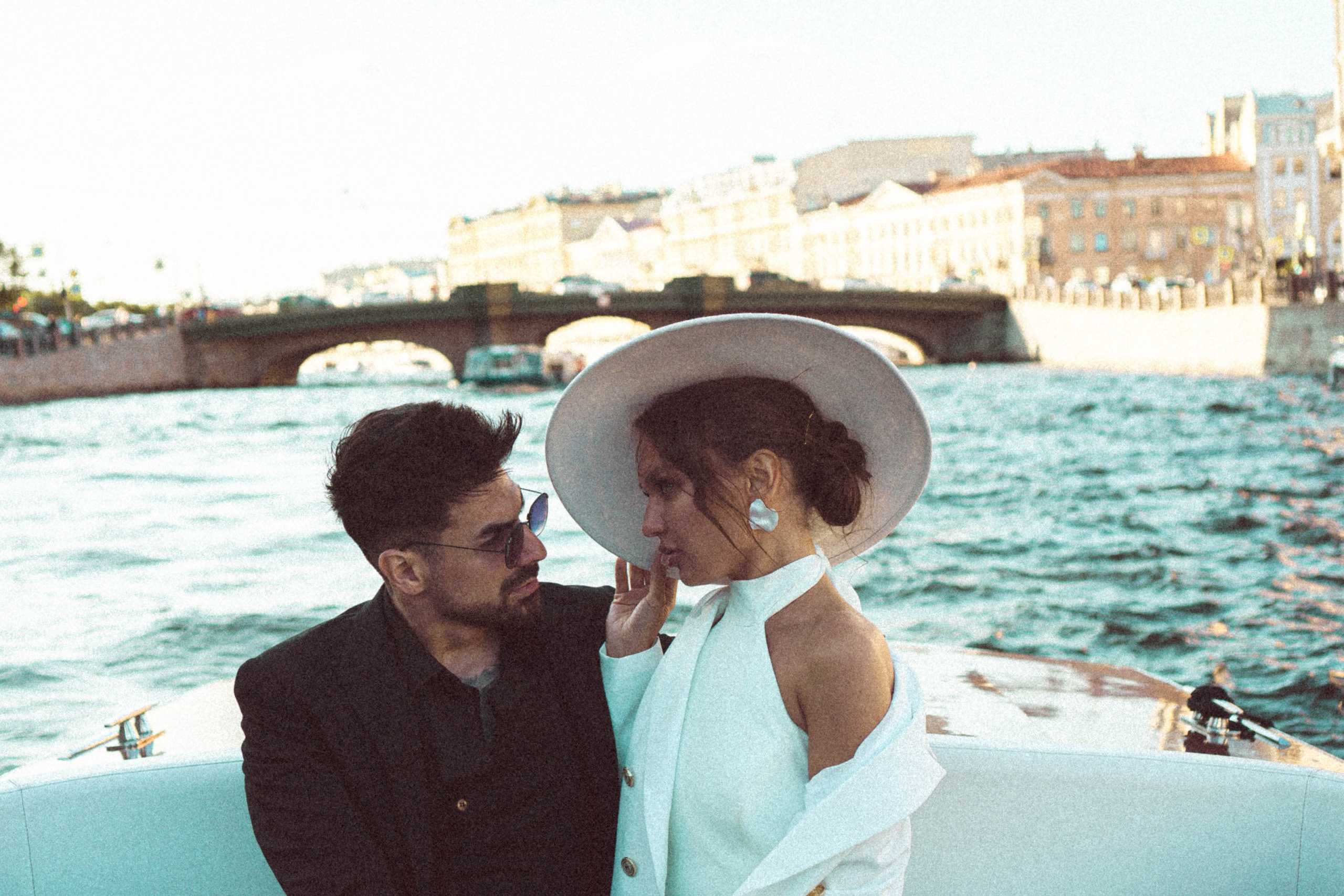 СВАДЕНБНАЯ СЬЕМКА НА КАТЕРЕ ПО КАНАЛАМ САНКТ-ПЕТЕРБУРГА И В АКВАТОРИИ НЕВЫ. Профессиональный фотограф, Санкт-Петербург — Виктория Богомолова