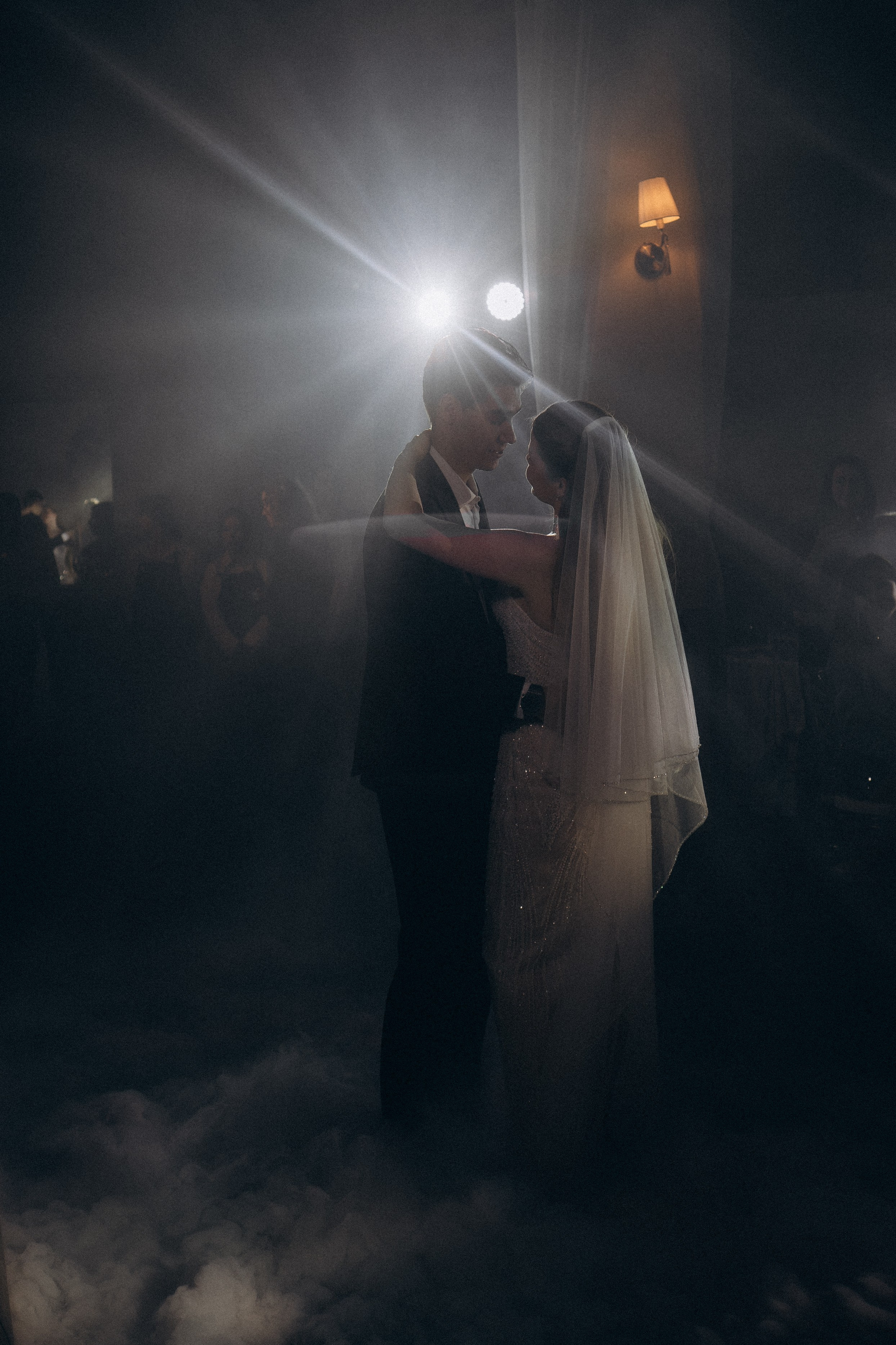 ПЕРВЫЙ ТАНЕЦ МОЛОДЫХ НА БАНКЕТЕ. ТРОГАТЕЛЬНЫЙ МОМЕНТ (СНЯТО В СИБИРЕ В НИЖНЕВАРТОВСКЕ). Профессиональный фотограф, Санкт-Петербург — Виктория Богомолова