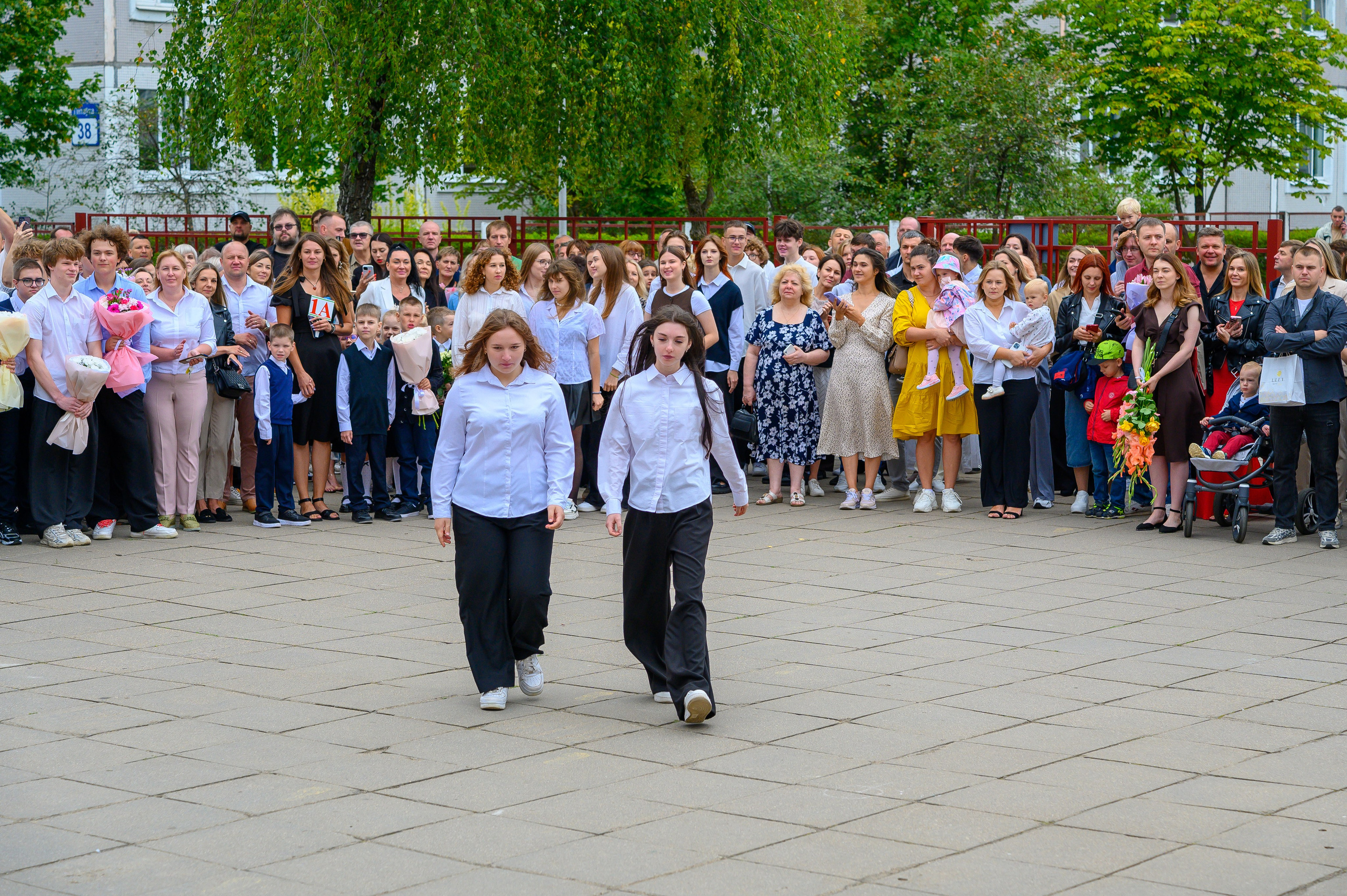 Вот звучит первый звонок, перед этим долгое приготовление к новому этапу в жизни, Яромир идет в школу. Фотоуслуги, услуги фотографа, фотографирование важных событий