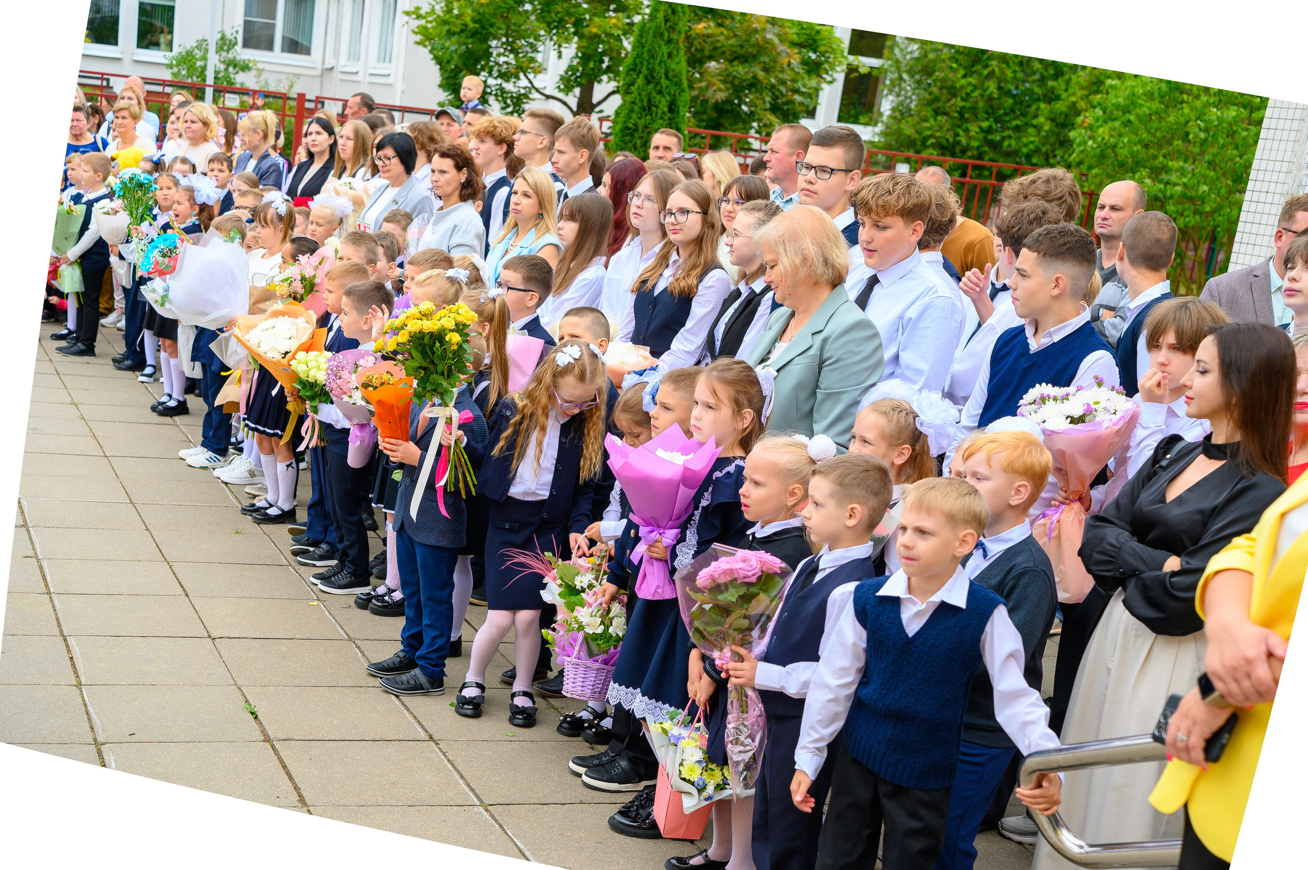 Вот звучит первый звонок, перед этим долгое приготовление к новому этапу в жизни, Яромир идет в школу. Фотоуслуги, услуги фотографа, фотографирование важных событий