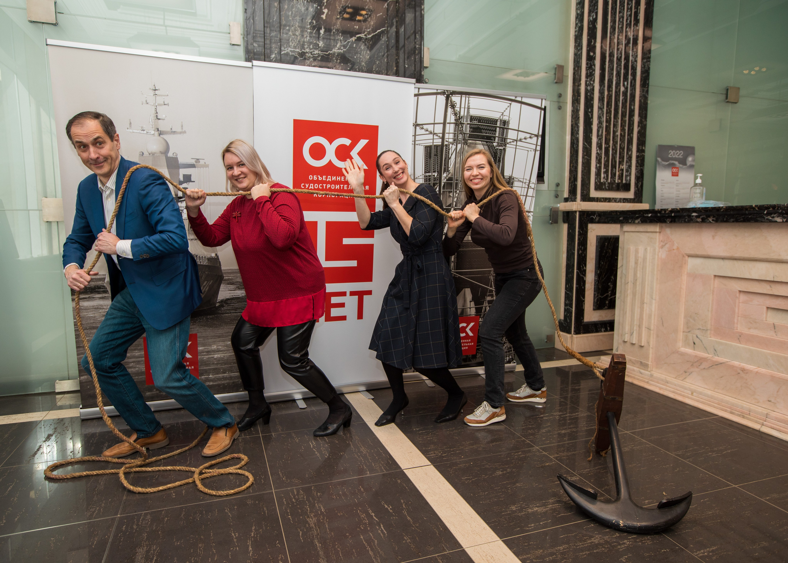 Сотрудники компании ОСК на съемке по случаю 15-летия компании.