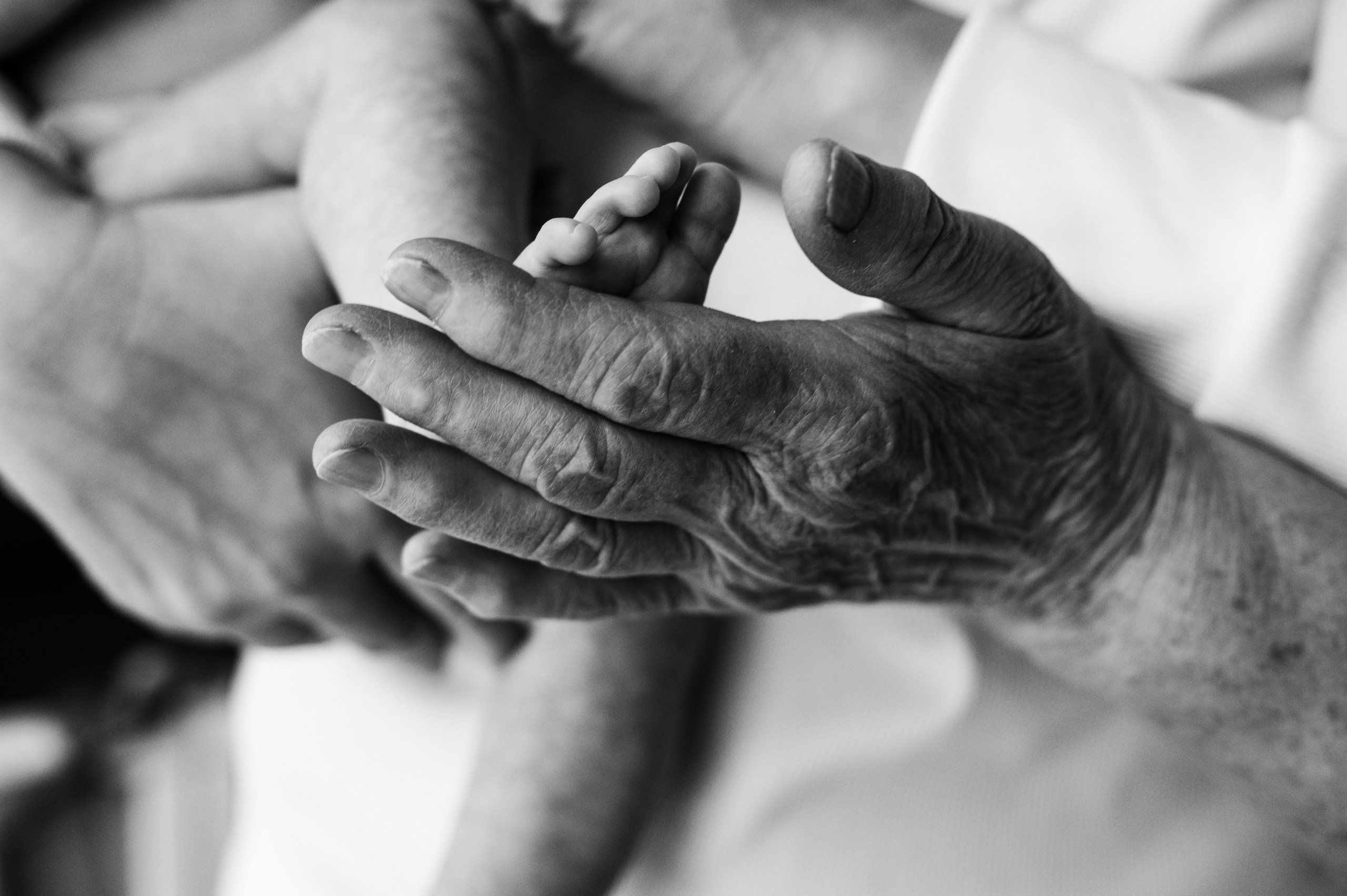 Малышка Зои с мамой и бабушками. Фотограф беременности и семьи, домашние съемки, Ньюборн