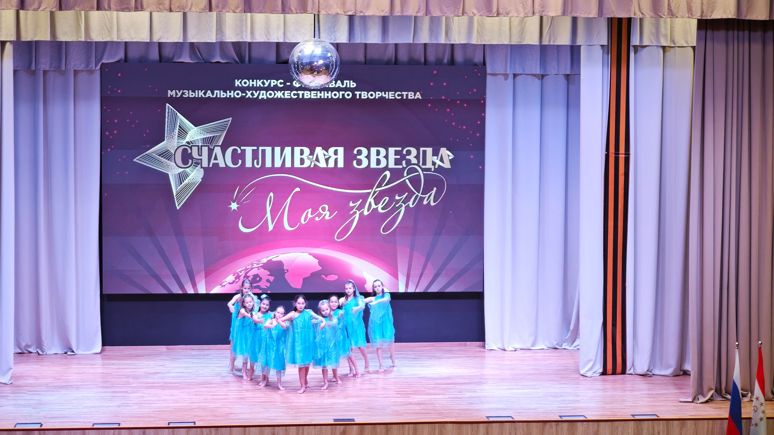 1 ноября 2025 г, г. Бохтар, Таджикистан. Золотое яблочко