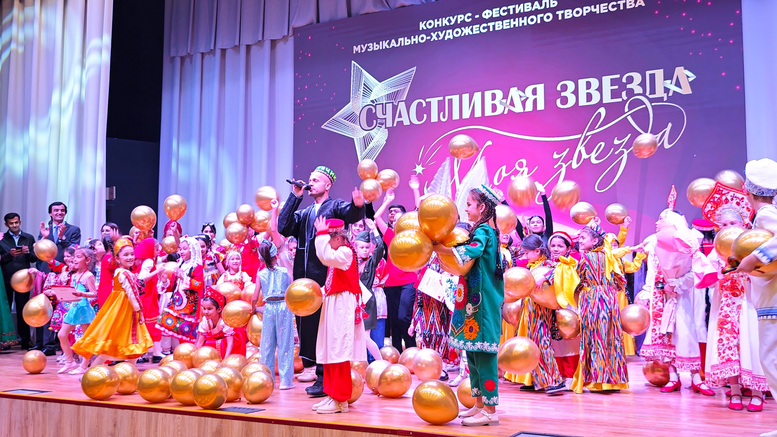 1 ноября 2025 г, г. Бохтар, Таджикистан. Золотое яблочко