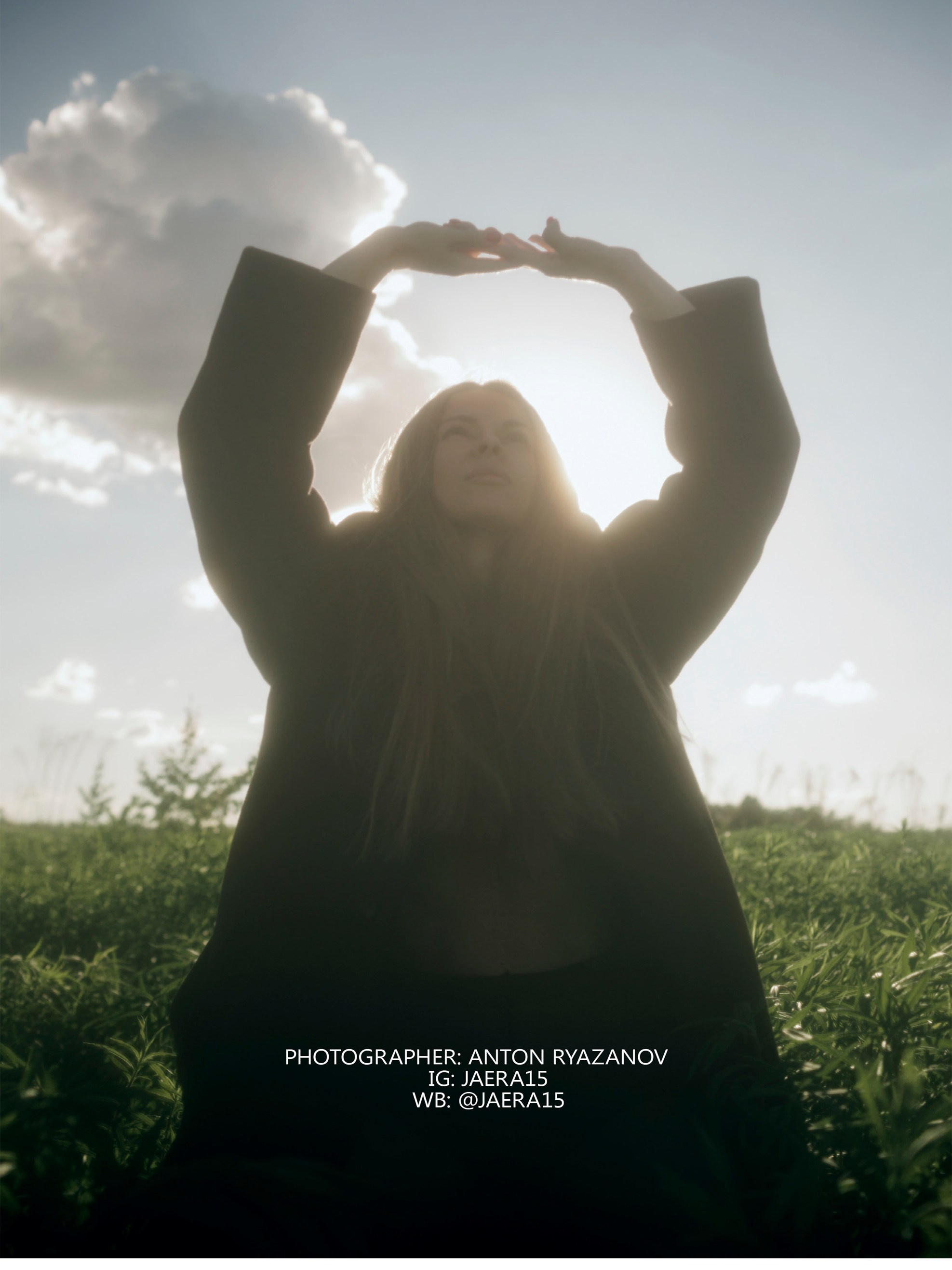 Съёмка для Untold magazine, фотограф Рязанов Антон - девушка в пальто в поле на фоне солнца