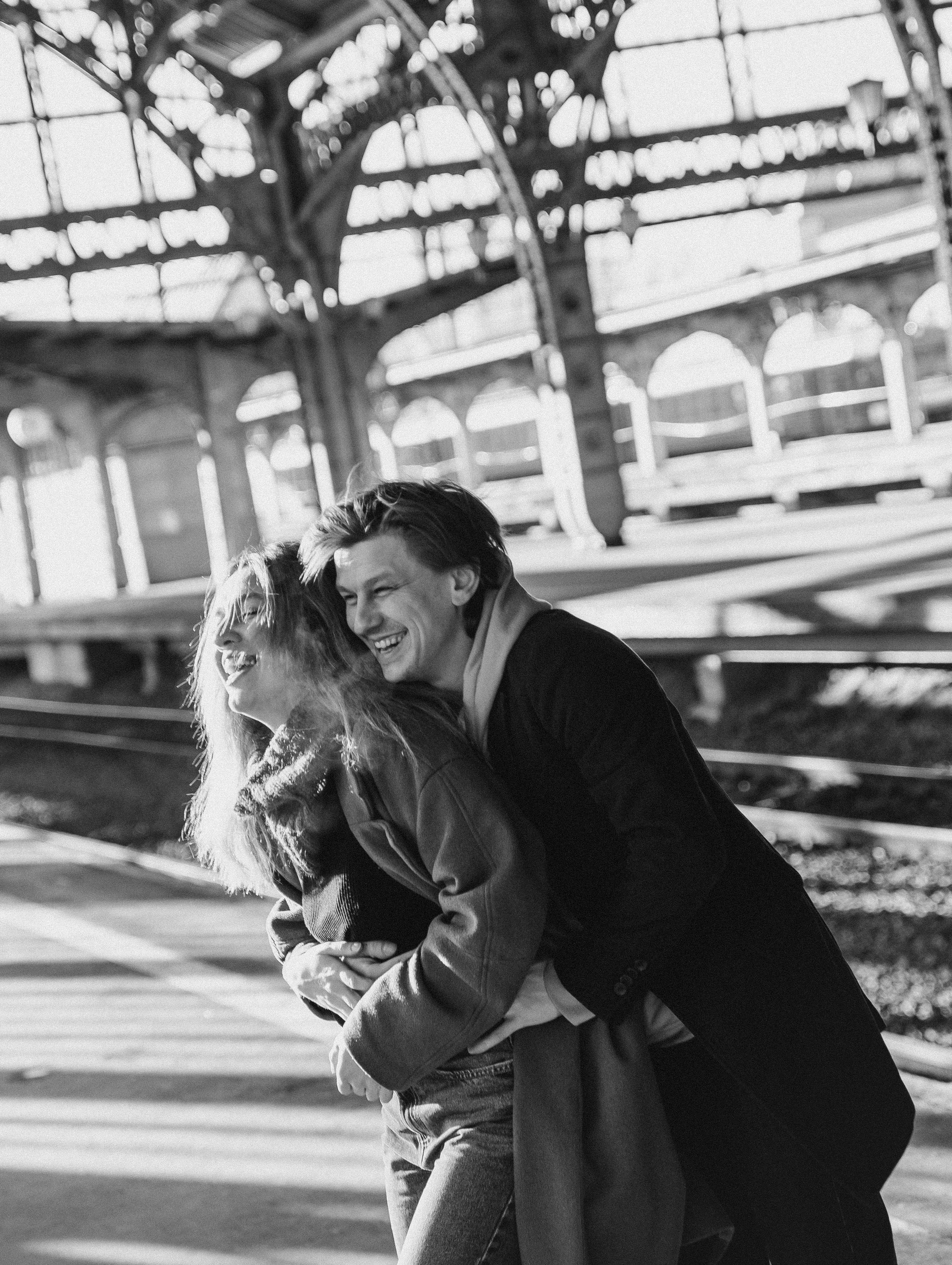 Крупный план объятий Андрея и Анны