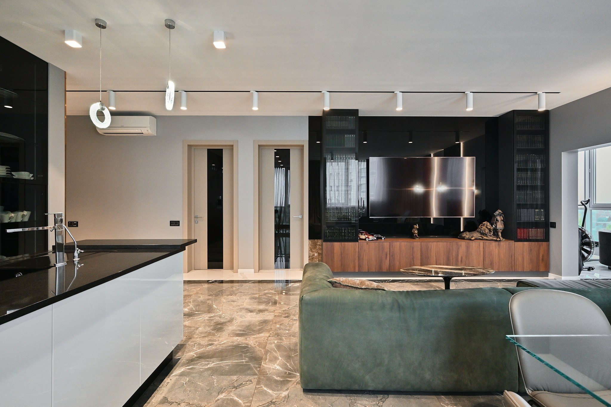 темные полки телевизор светлые плитки черно белый стол с раковиной 