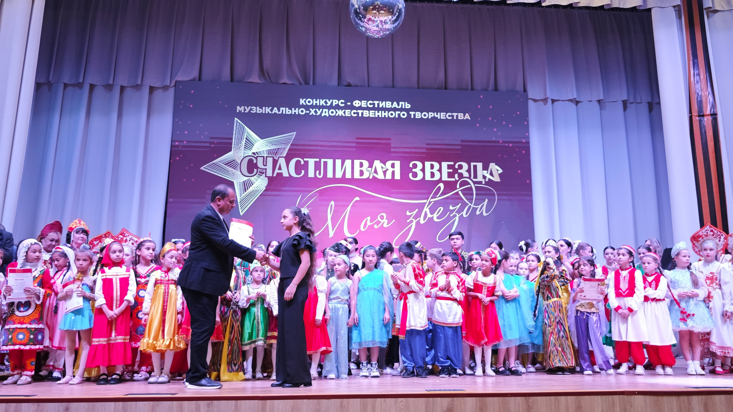 1 ноября 2025 г, г. Бохтар, Таджикистан. Золотое яблочко