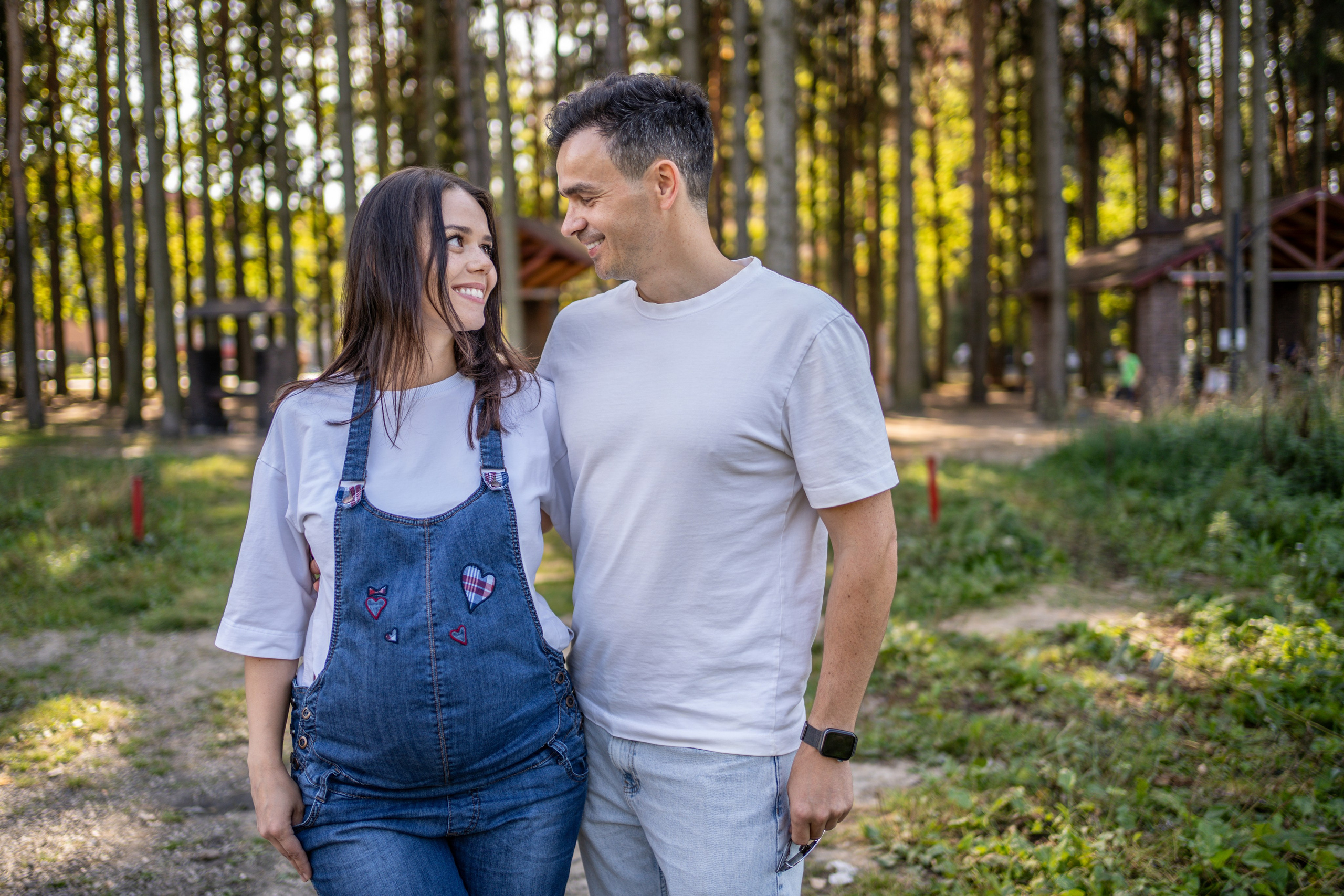 Муж и и беременная жена стоят вместе