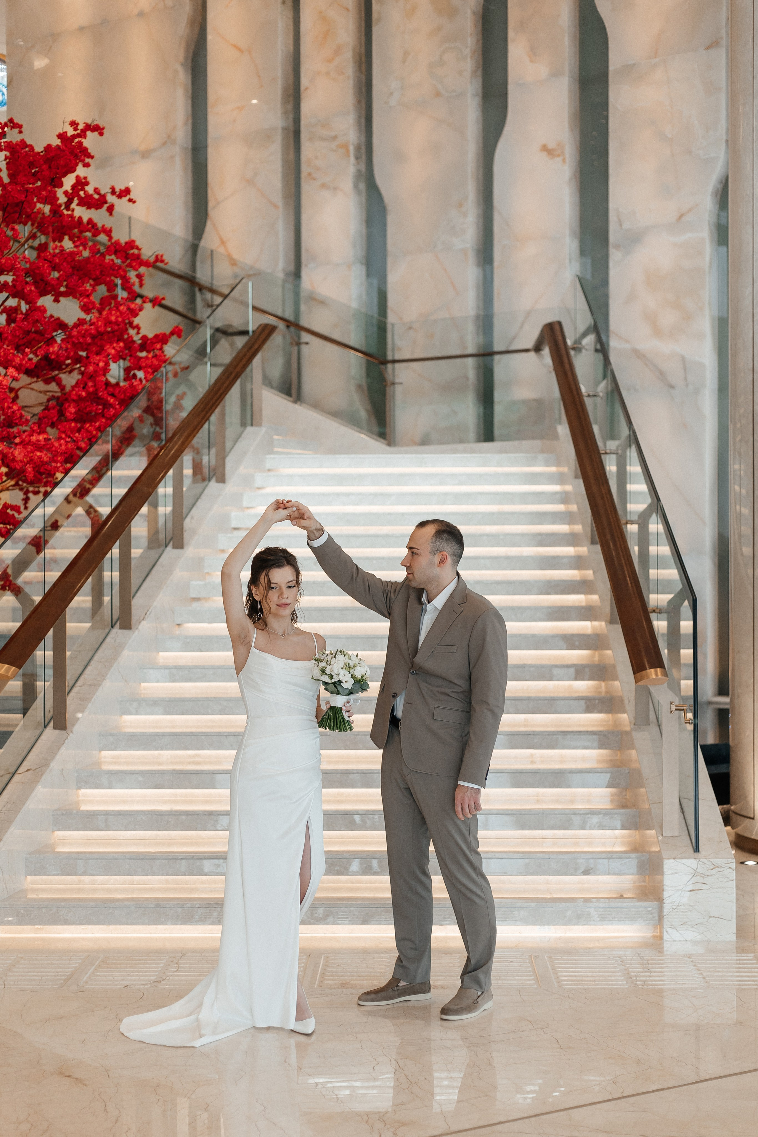 Свадебная фотосессия на лестнице отеля Солюкс в Москве