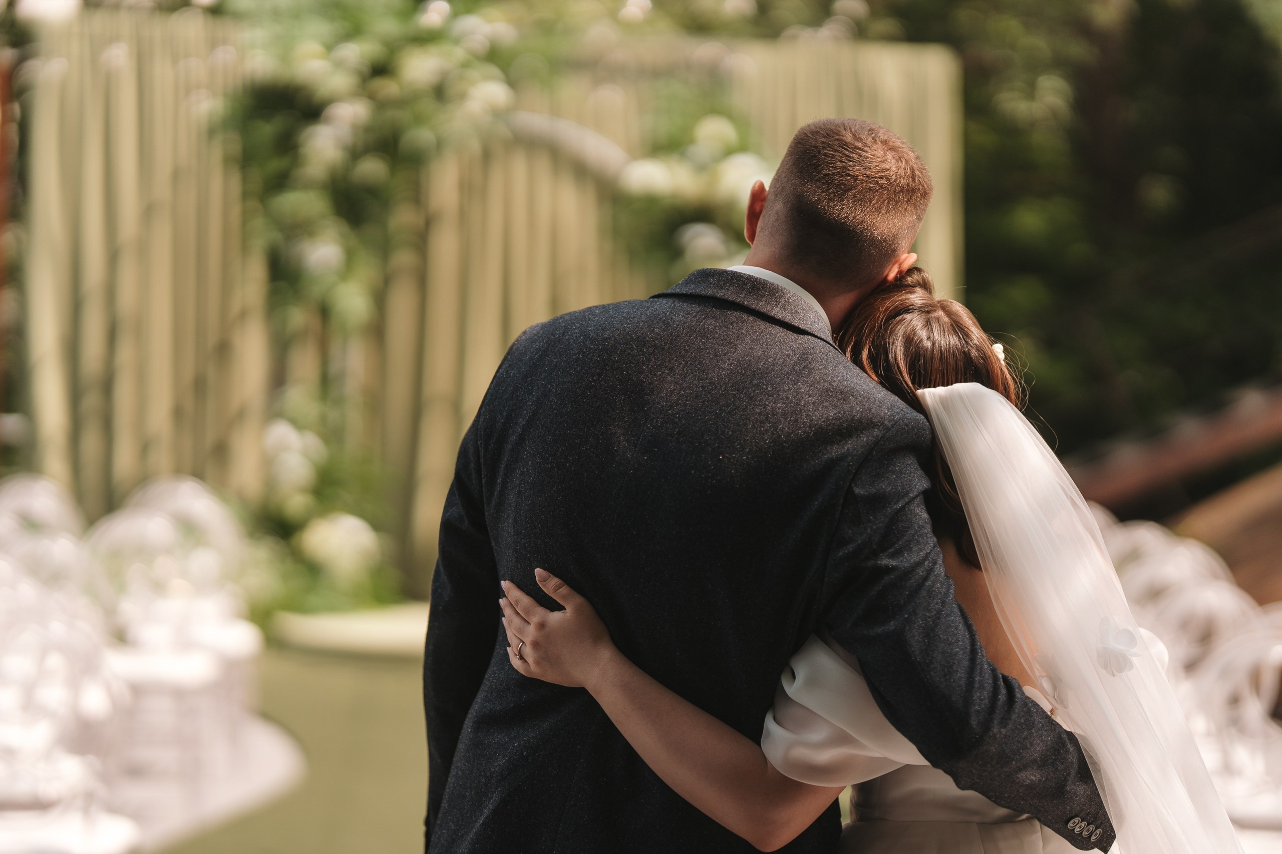 Свадебная съёмка в Уфе 11 июня 2025 года: сборы в загородном доме, выездная регистрация и банкет на площадке «Хотим Едим», ведущий Андрей