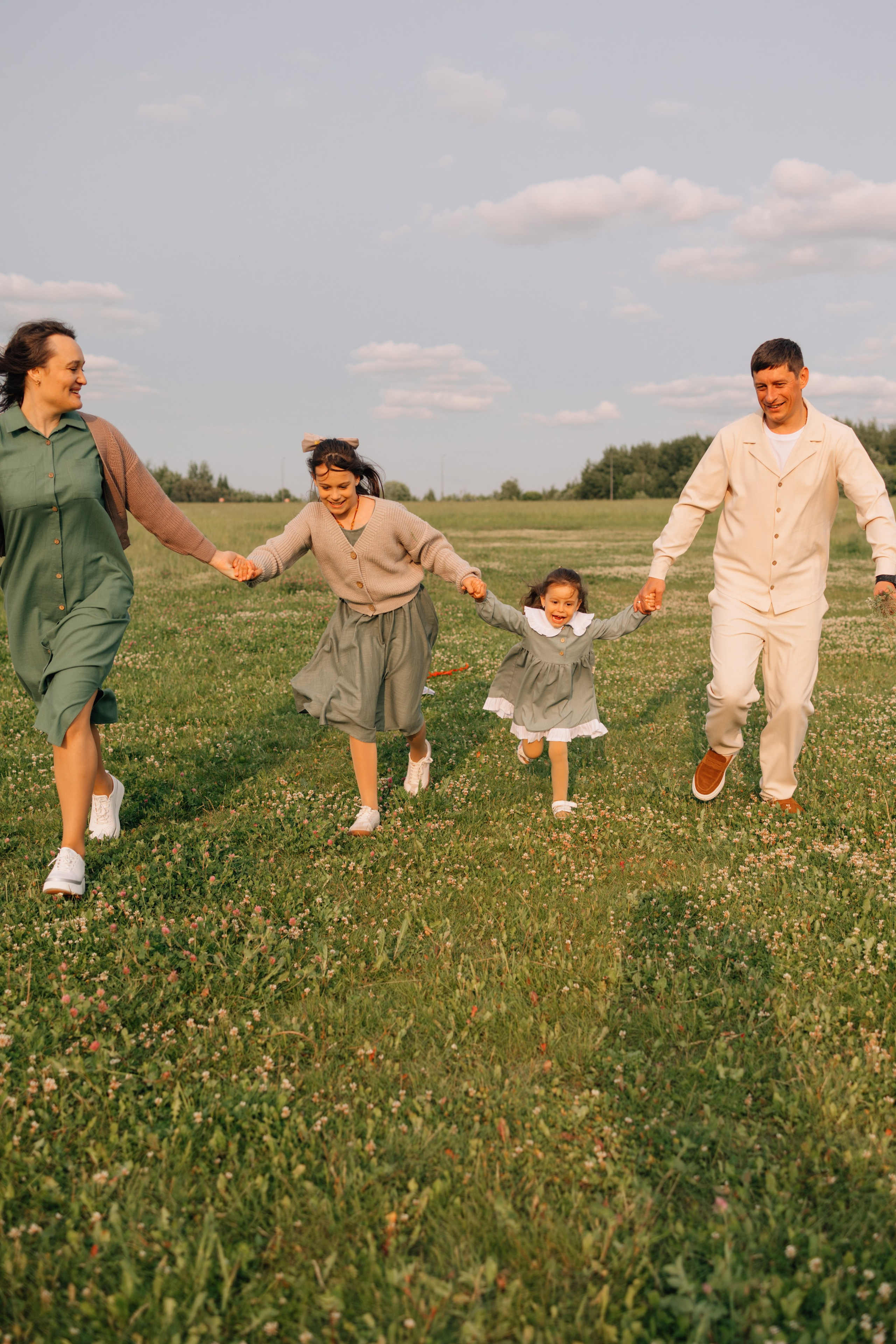 Анна, Марчелло, Настенька и Влада в поле. Фотограф Москва Светлана Кирюшина