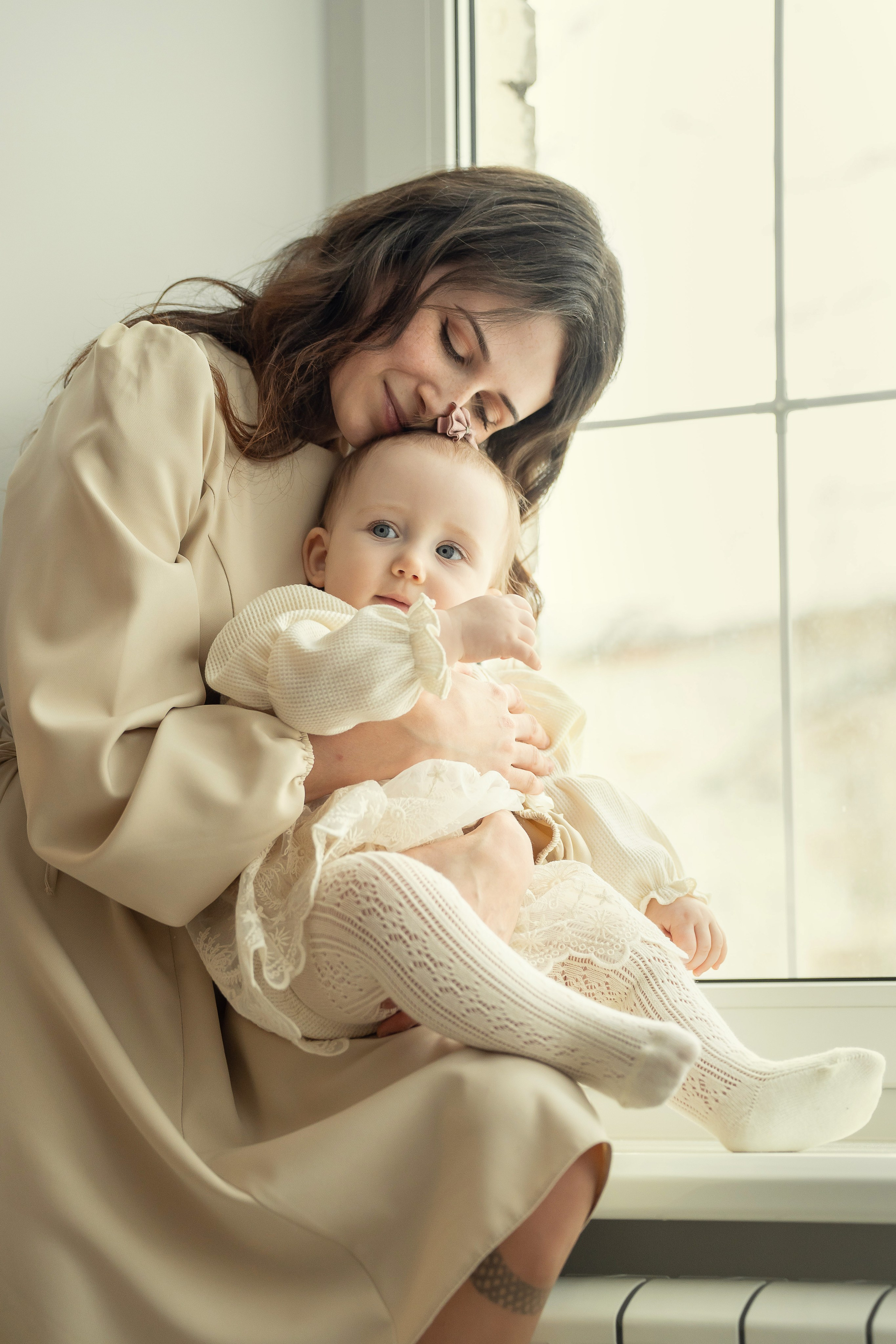 Нежные объятия мама и малышки