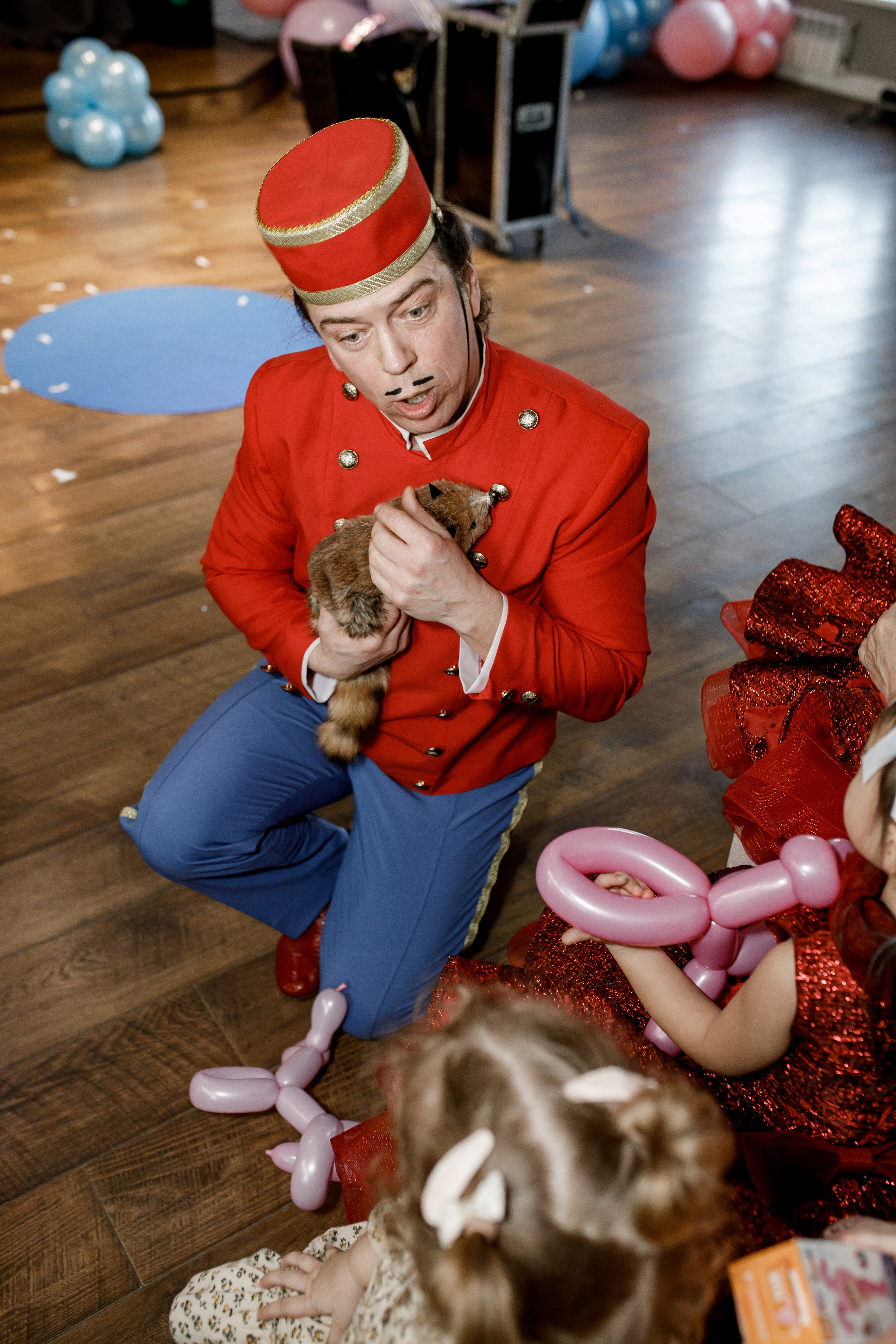 Сказка в красном: фотосессия для девочки в ярком платье: Детская фотография. Семейный и свадебный фотограф Ростове-на-Дону