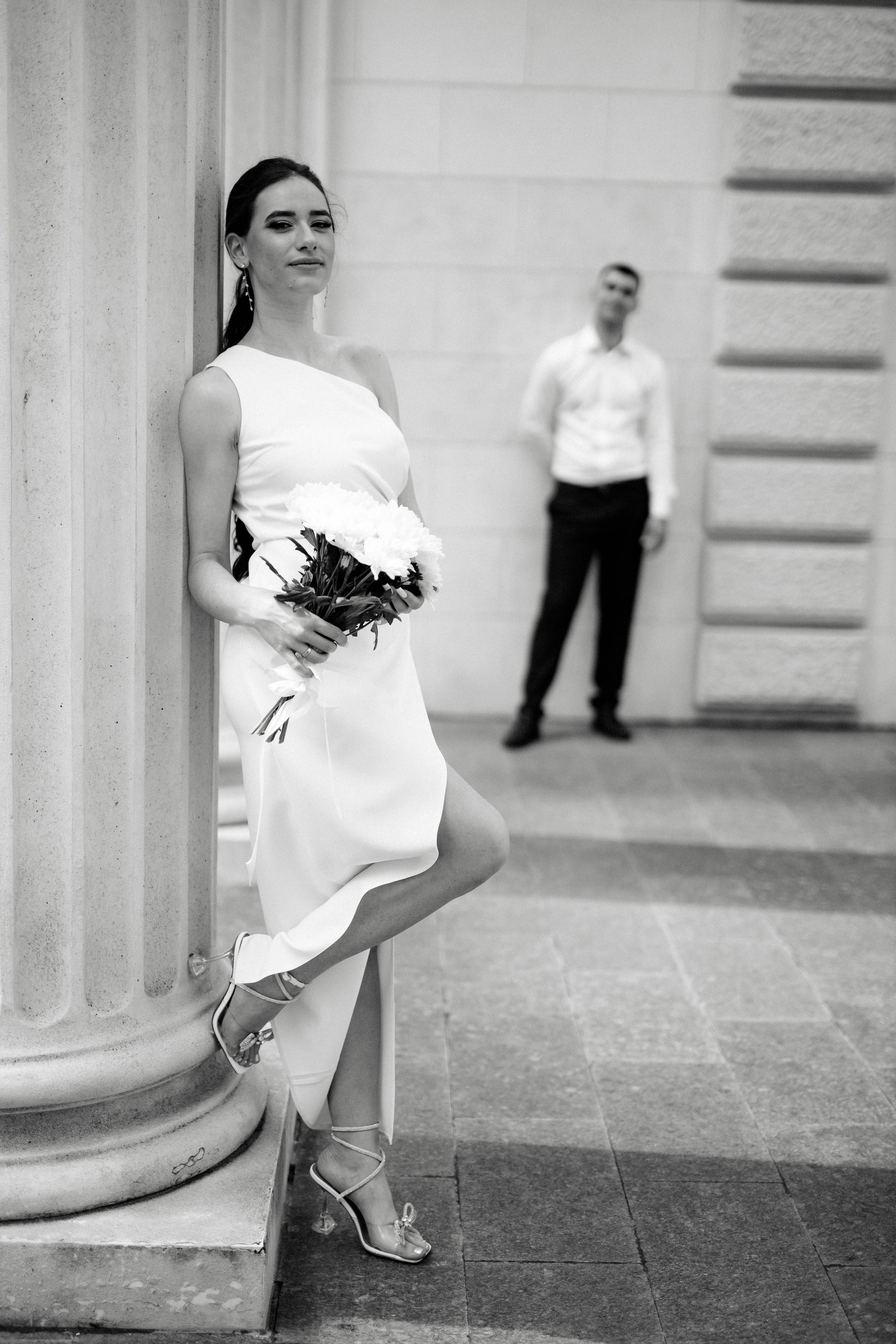 Белый интерьер, яркая любовь: свадебный альбом среди полок. Семейный и свадебный фотограф Ростове-на-Дону