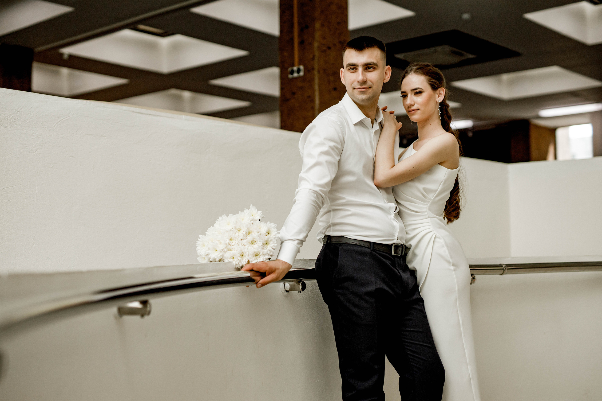 Белый интерьер, яркая любовь: свадебный альбом среди полок. Семейный и свадебный фотограф Ростове-на-Дону