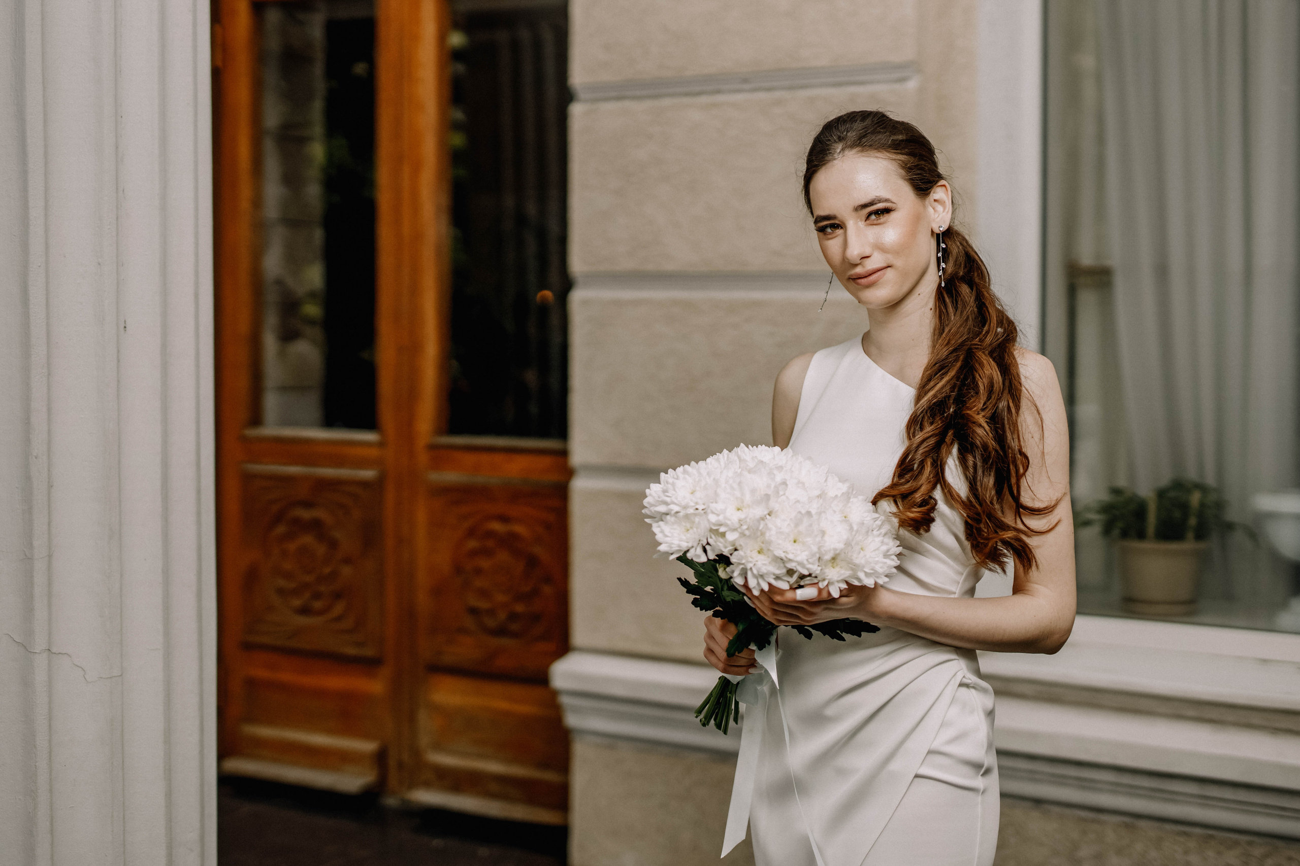 Белый интерьер, яркая любовь: свадебный альбом среди полок. Семейный и свадебный фотограф Ростове-на-Дону