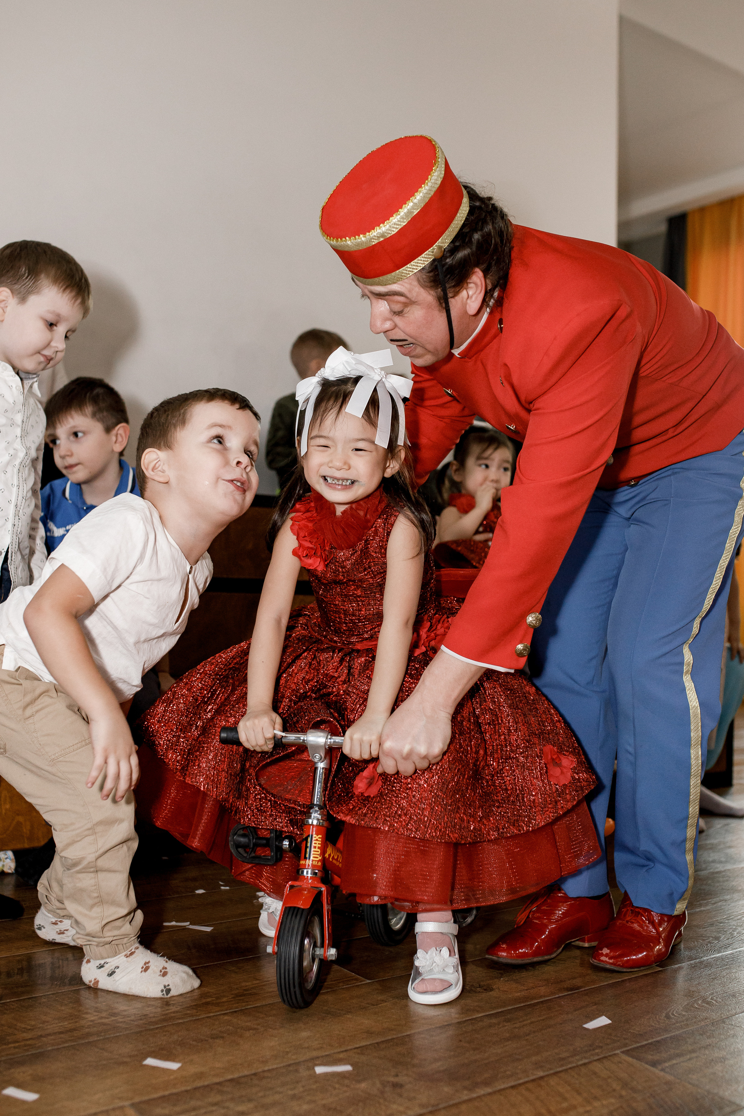 Сказка в красном: фотосессия для девочки в ярком платье: Детская фотография. Семейный и свадебный фотограф Ростове-на-Дону